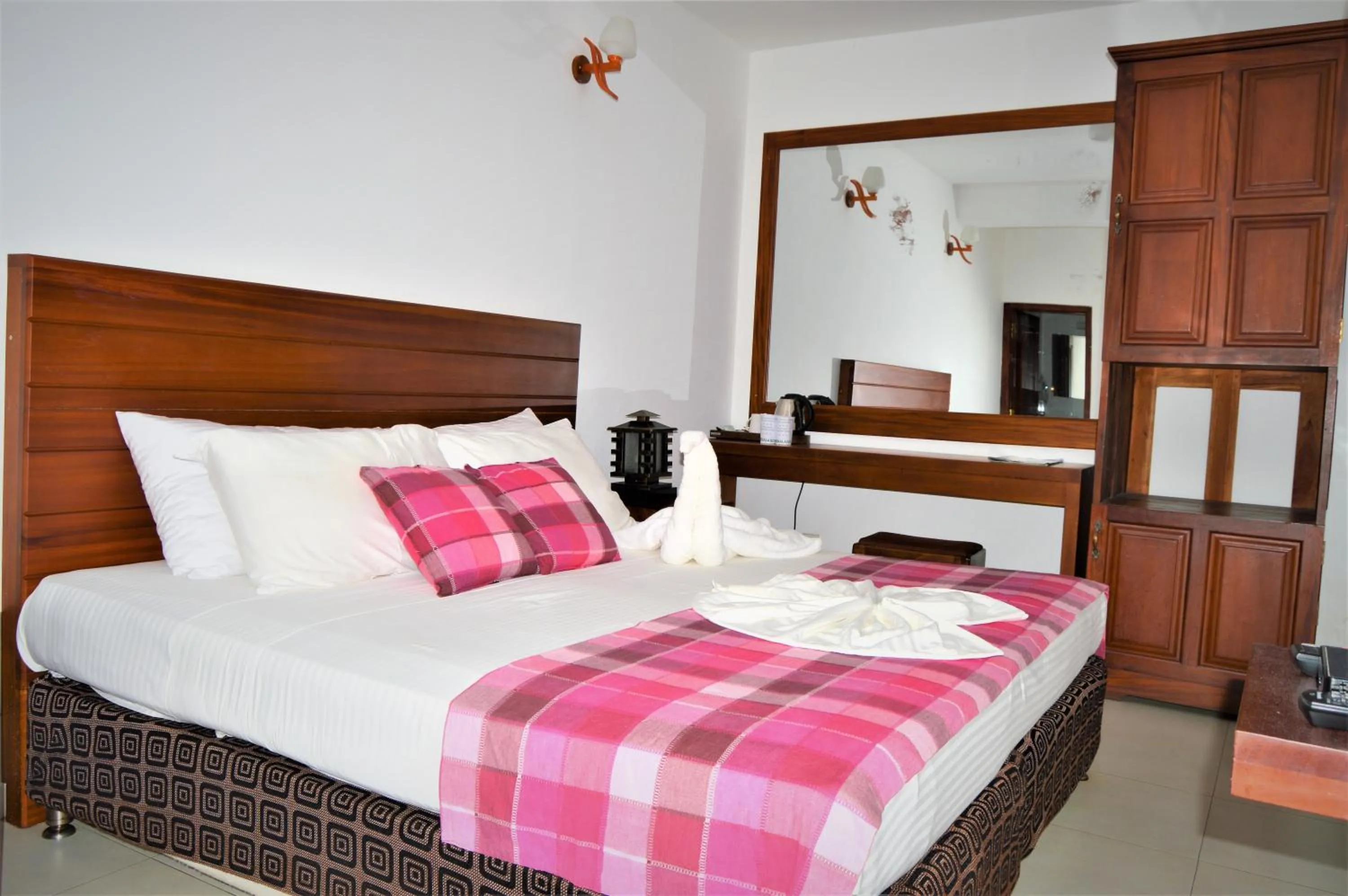 Photo of the whole room, Bed in Hotel Pinnalanda - NEW DEAL! Exclusive Offers on Pickups Available!
