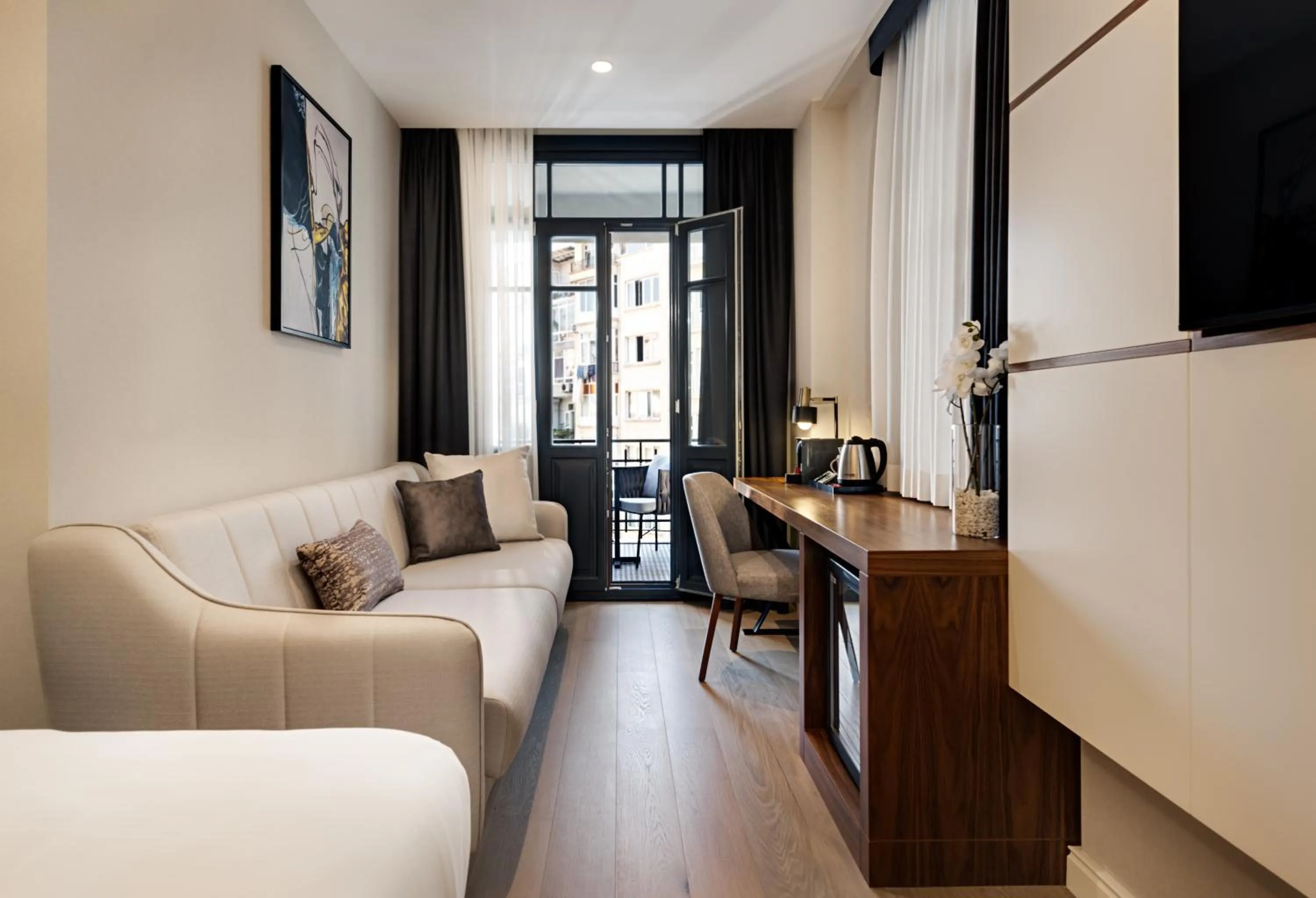 Coffee/tea facilities in Gleam Collection Hotel