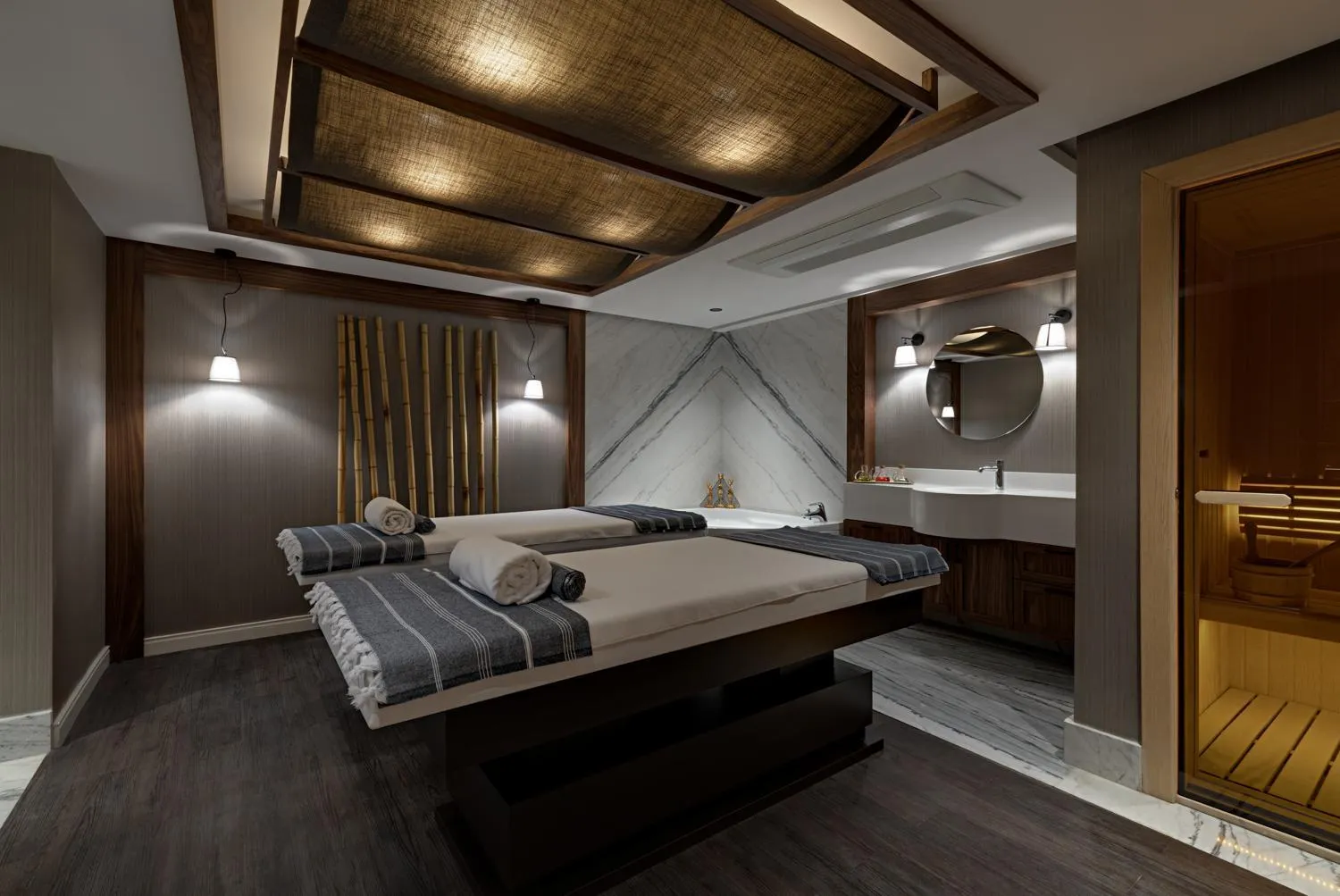 Hot Tub, Bed in Gleam Collection Hotel