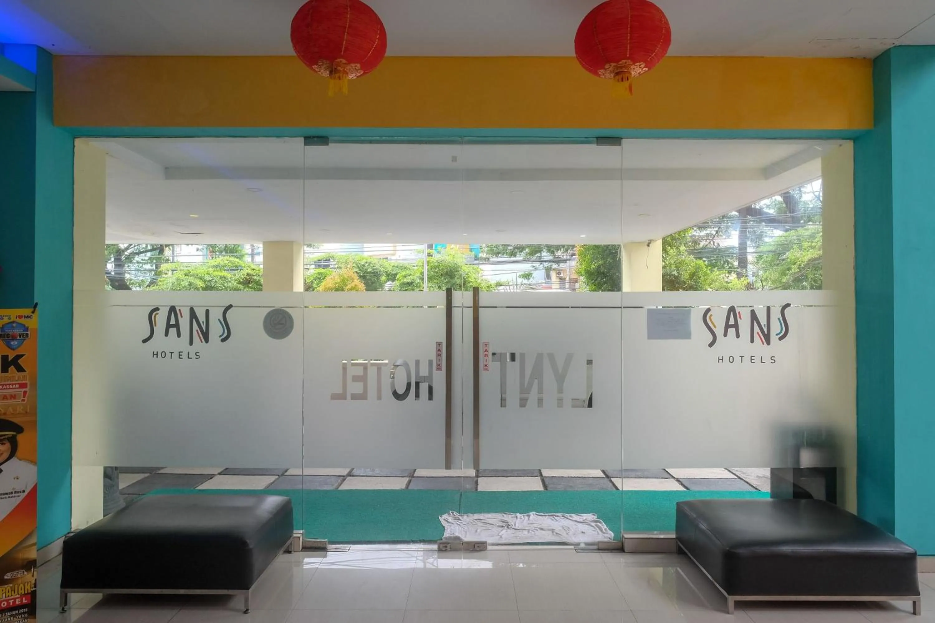 Facade/entrance in Sans Hotel Lynt Makassar