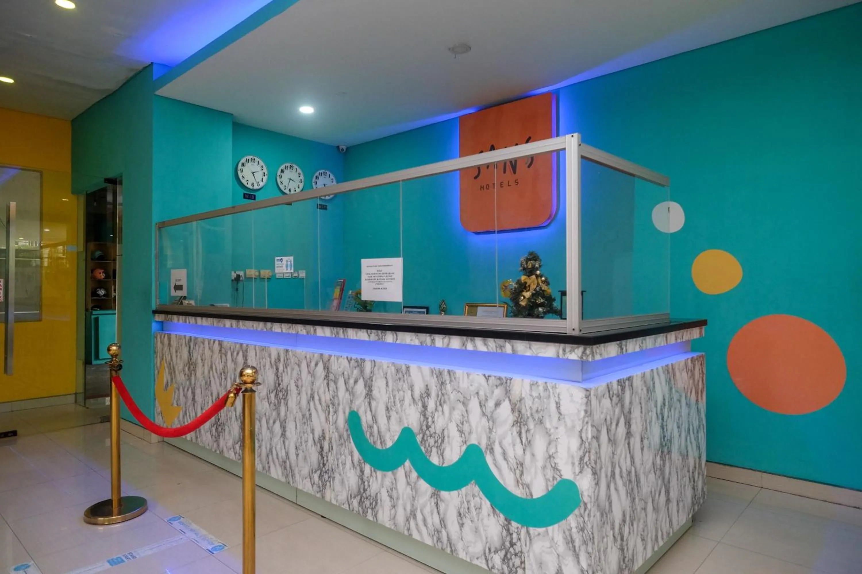 Lobby or reception in Sans Hotel Lynt Makassar
