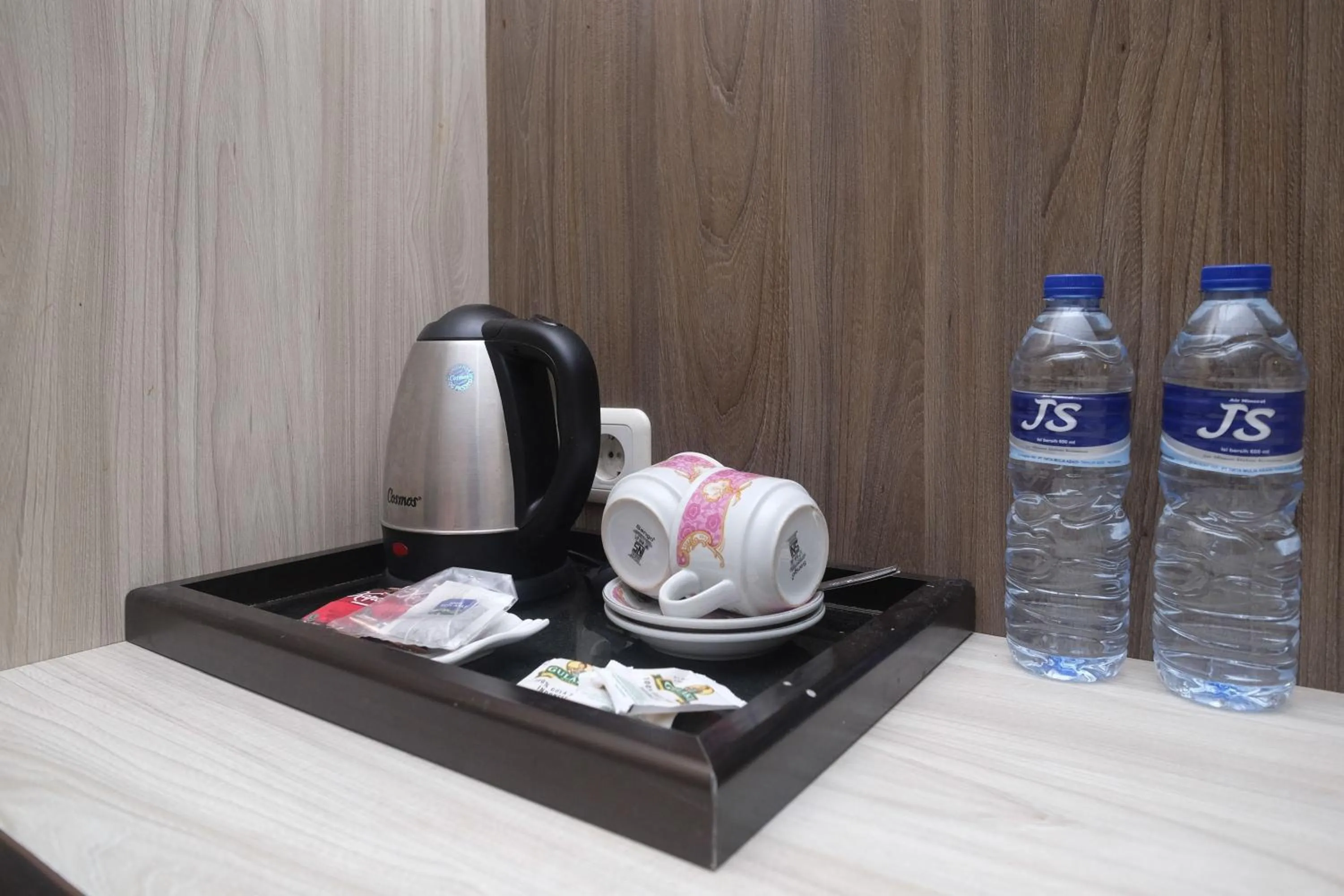 Coffee/tea facilities in Sans Hotel Lynt Makassar