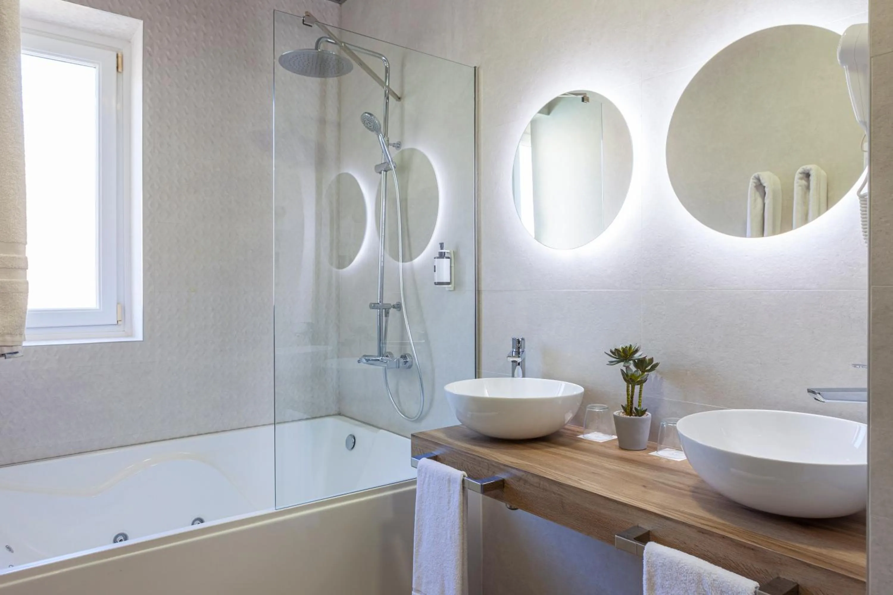 Bathroom in Hotel Macià Monasterio de los Basilios