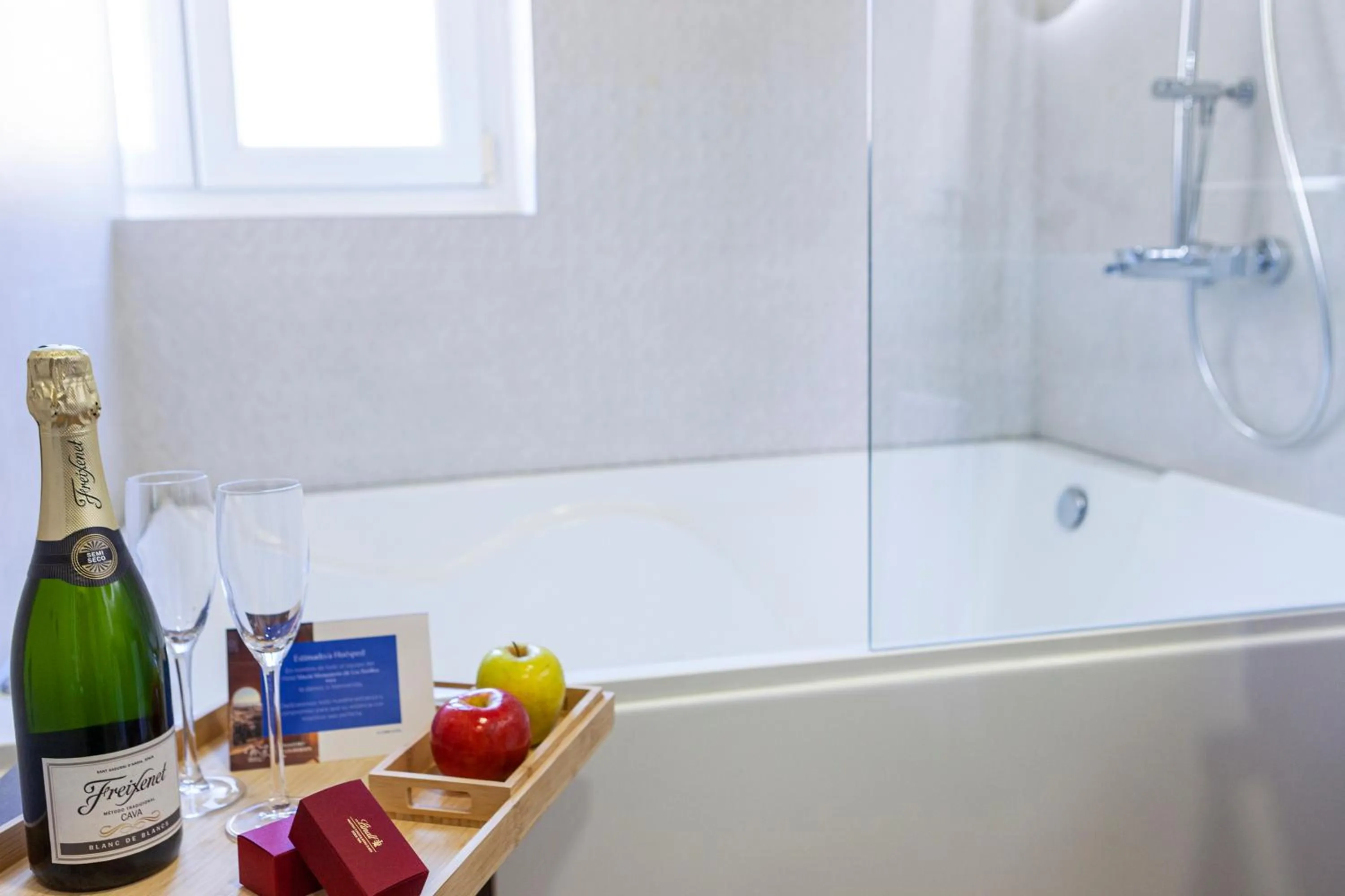 Hot Tub in Hotel Macià Monasterio de los Basilios