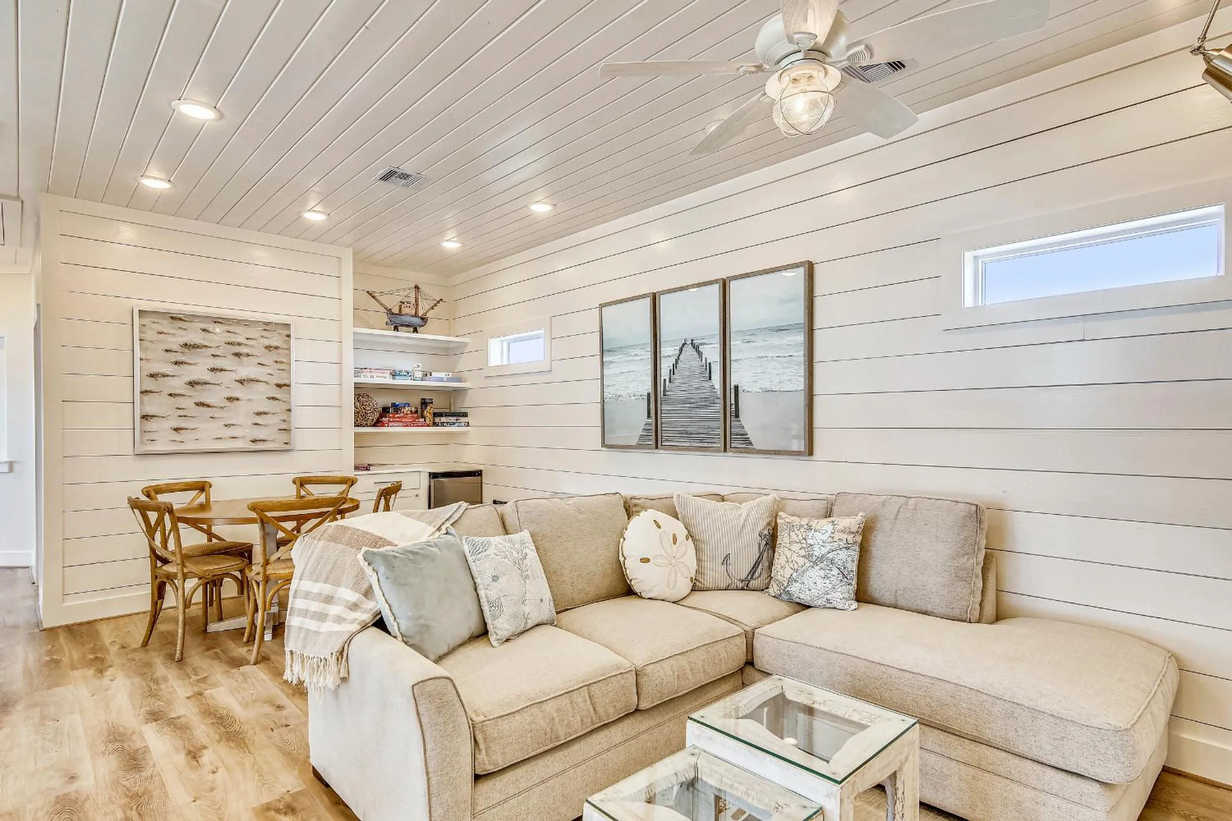 Living room in The Gulf Goddess