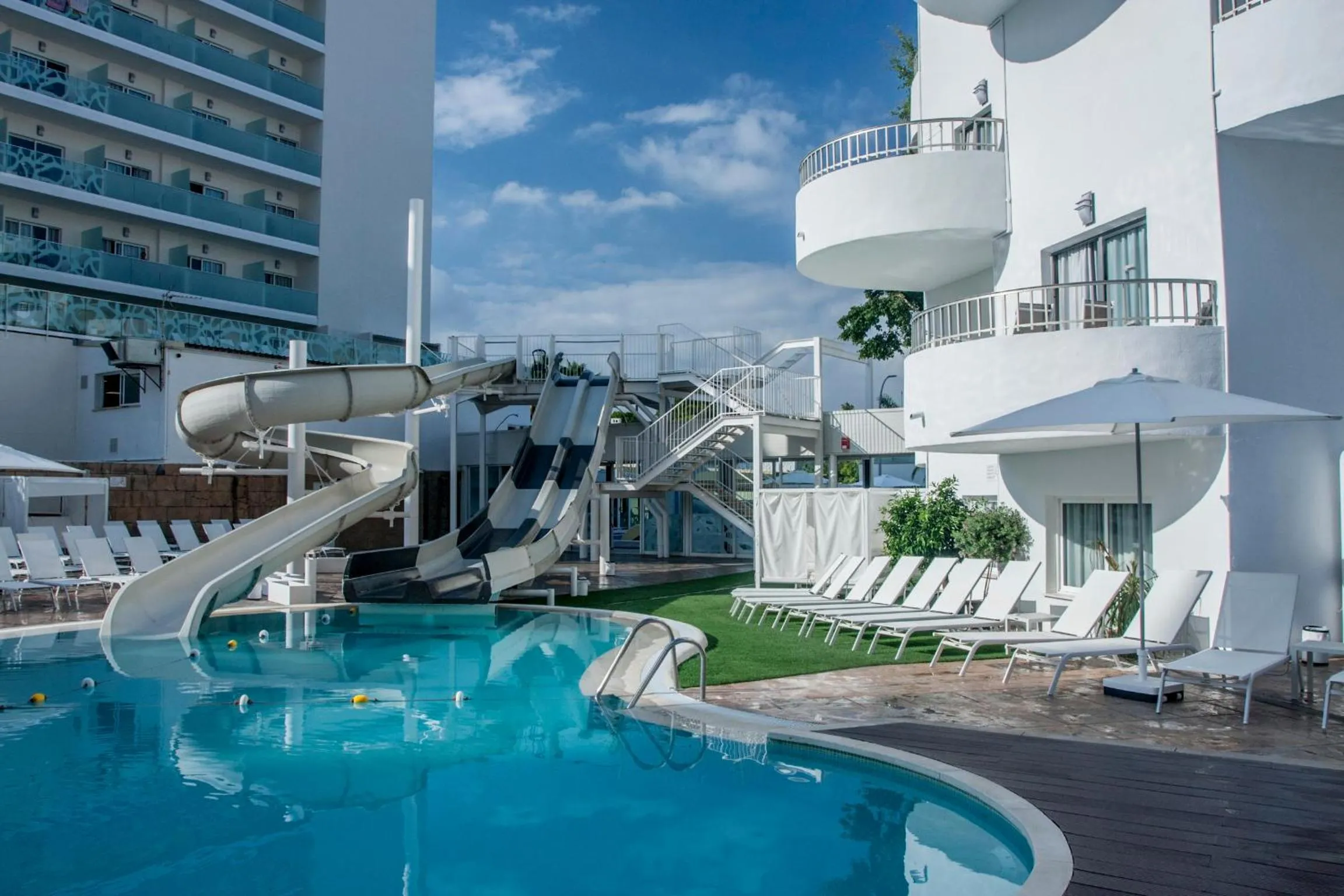 Swimming pool in Villa Luz Design & Art Hotel