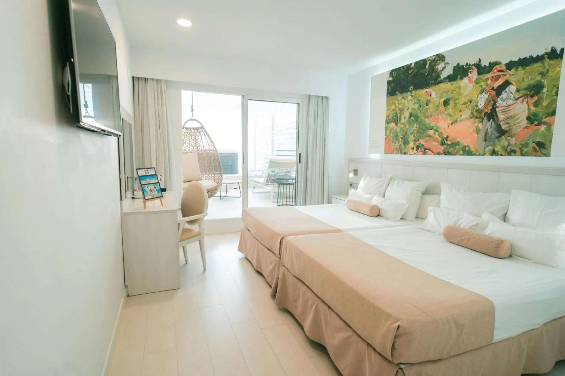 Bed in Villa Luz Design & Art Hotel