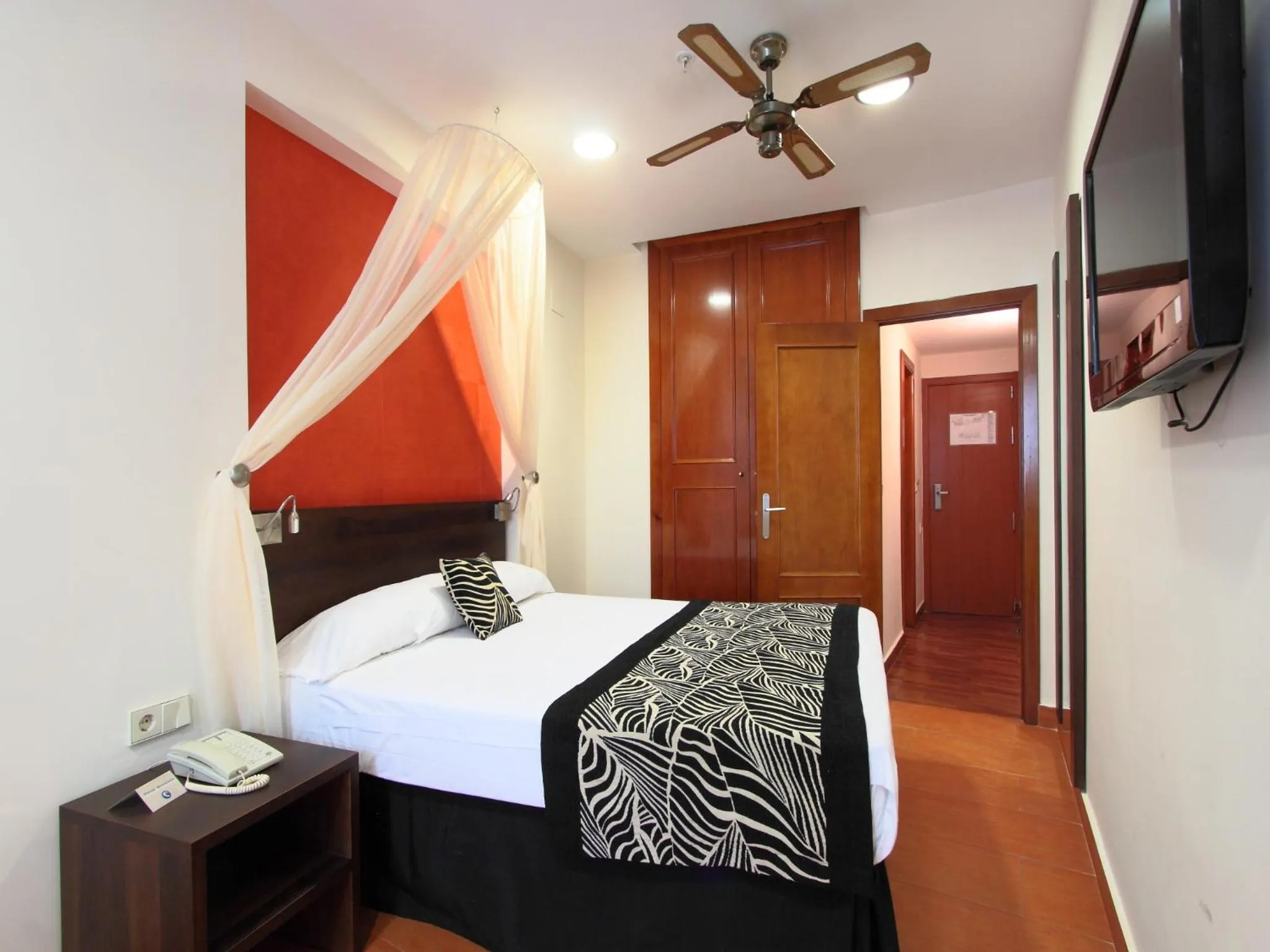 Bedroom, Bed in Magic Aqua Rock Gardens