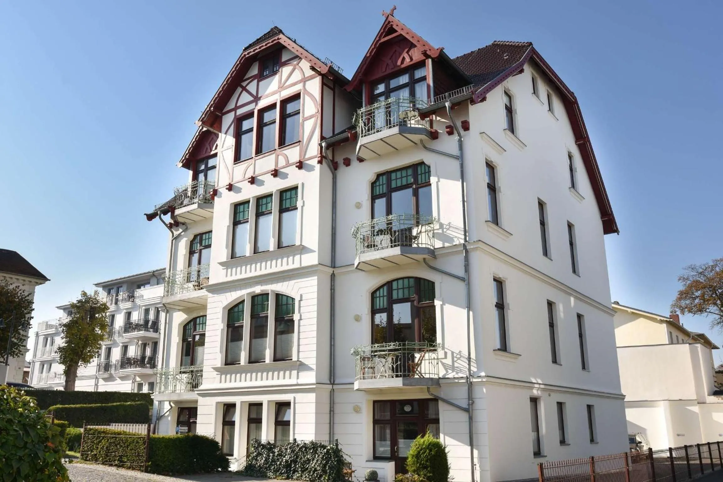 Property building in Villa Medici 10 a
