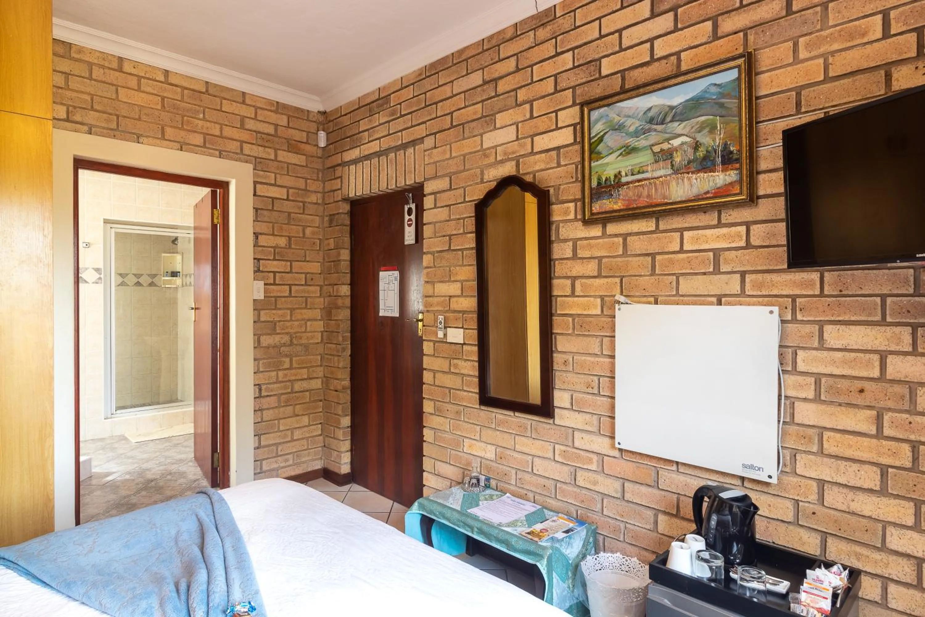 TV and multimedia, Bed in Villa Majestic for Exclusive Accommodation