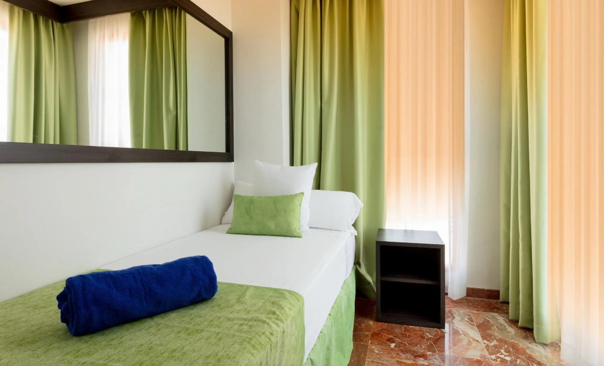 Bed in Magic Tropical Splash