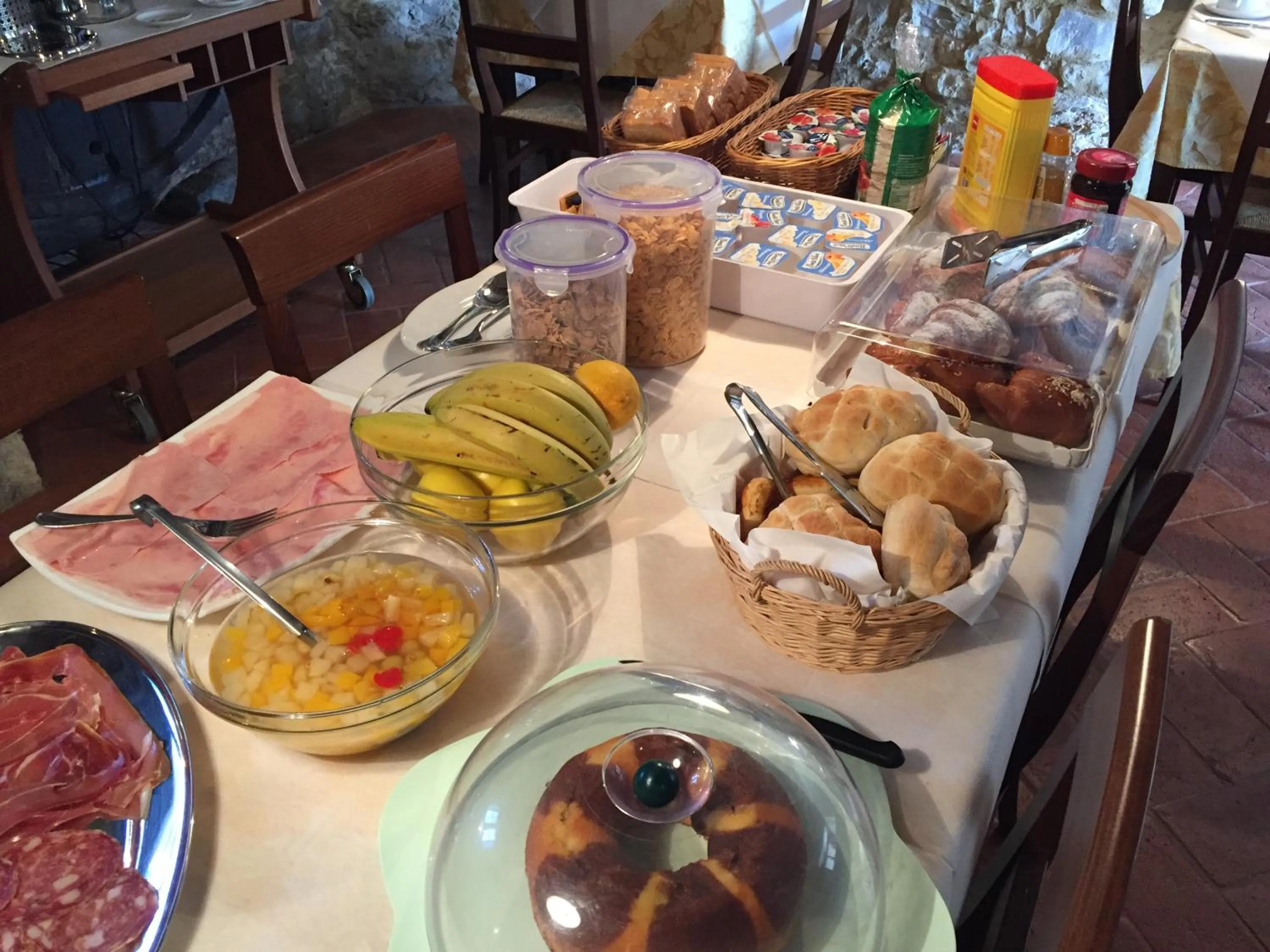 Continental breakfast in Collelungo