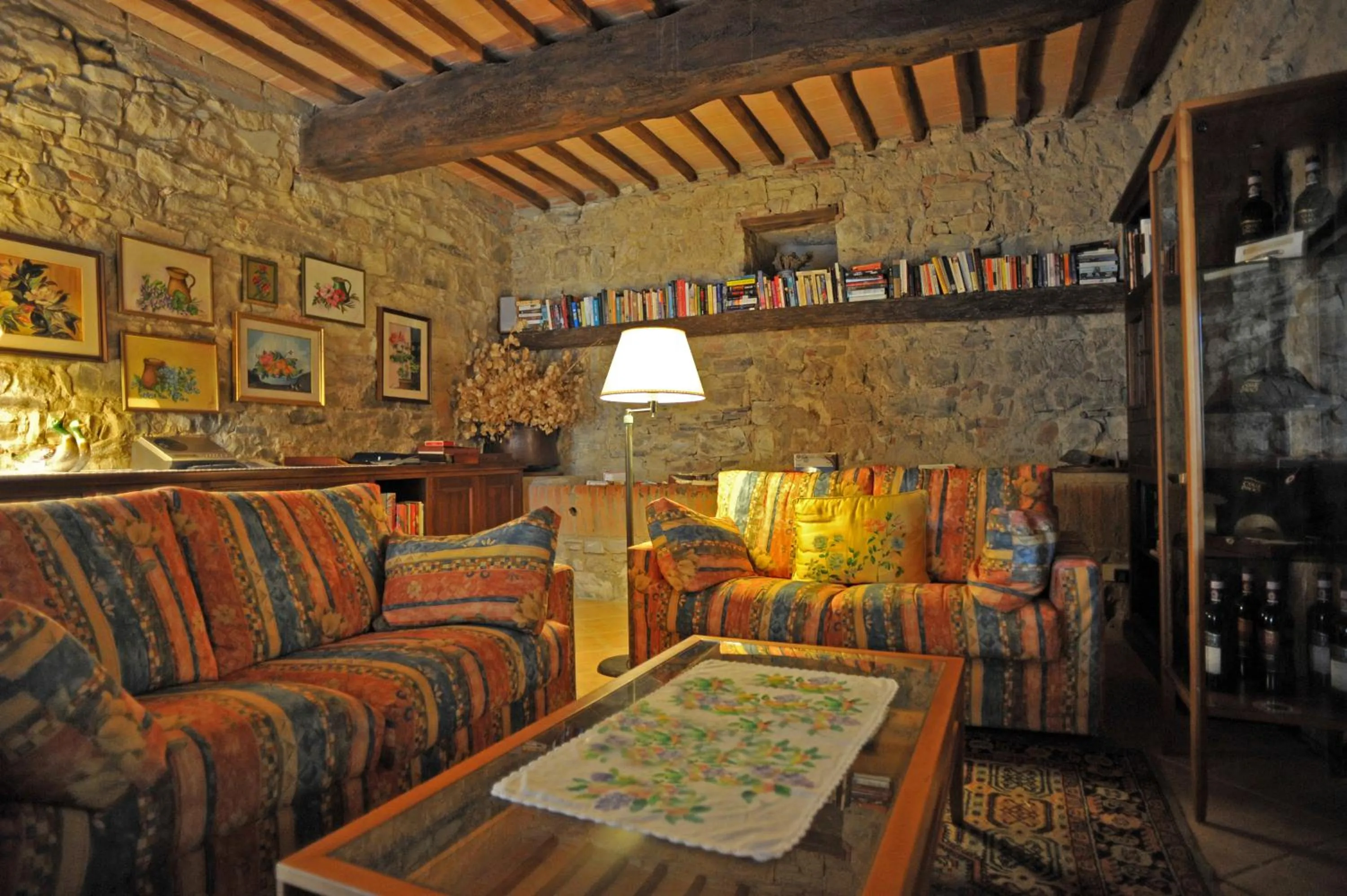 Communal lounge/ TV room in Collelungo