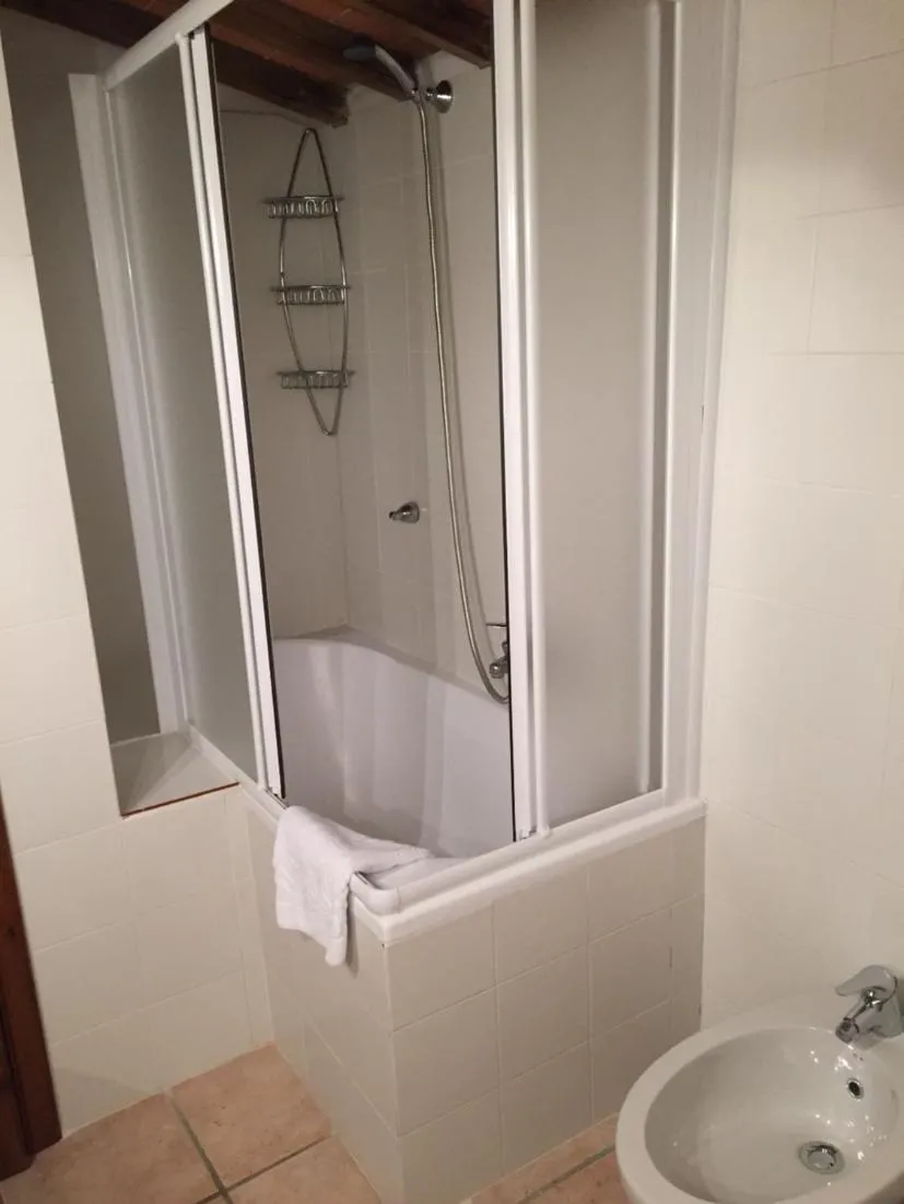 Bathroom in Collelungo