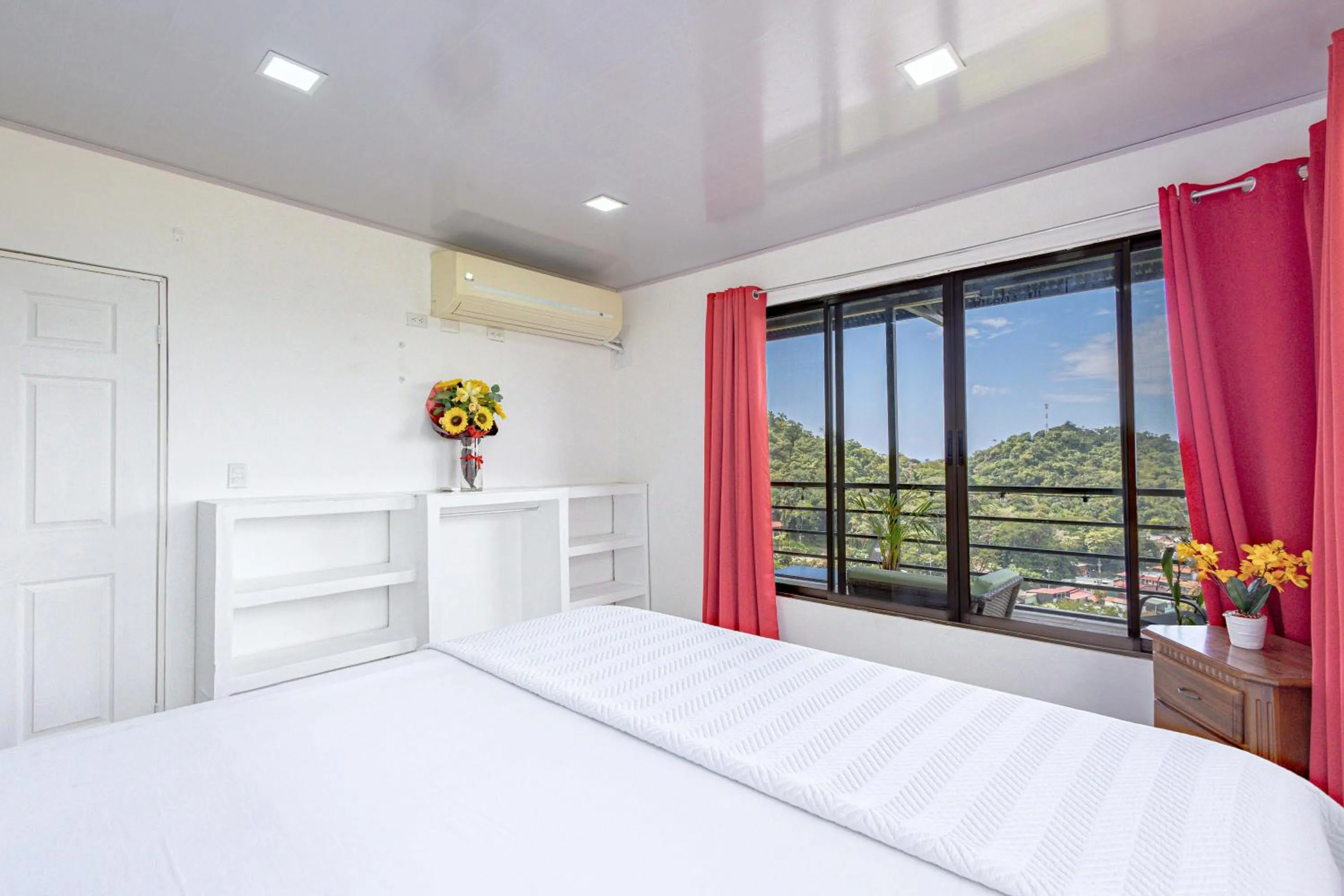 Photo of the whole room, Bed in Vista del Pacifico Boutique Hotel