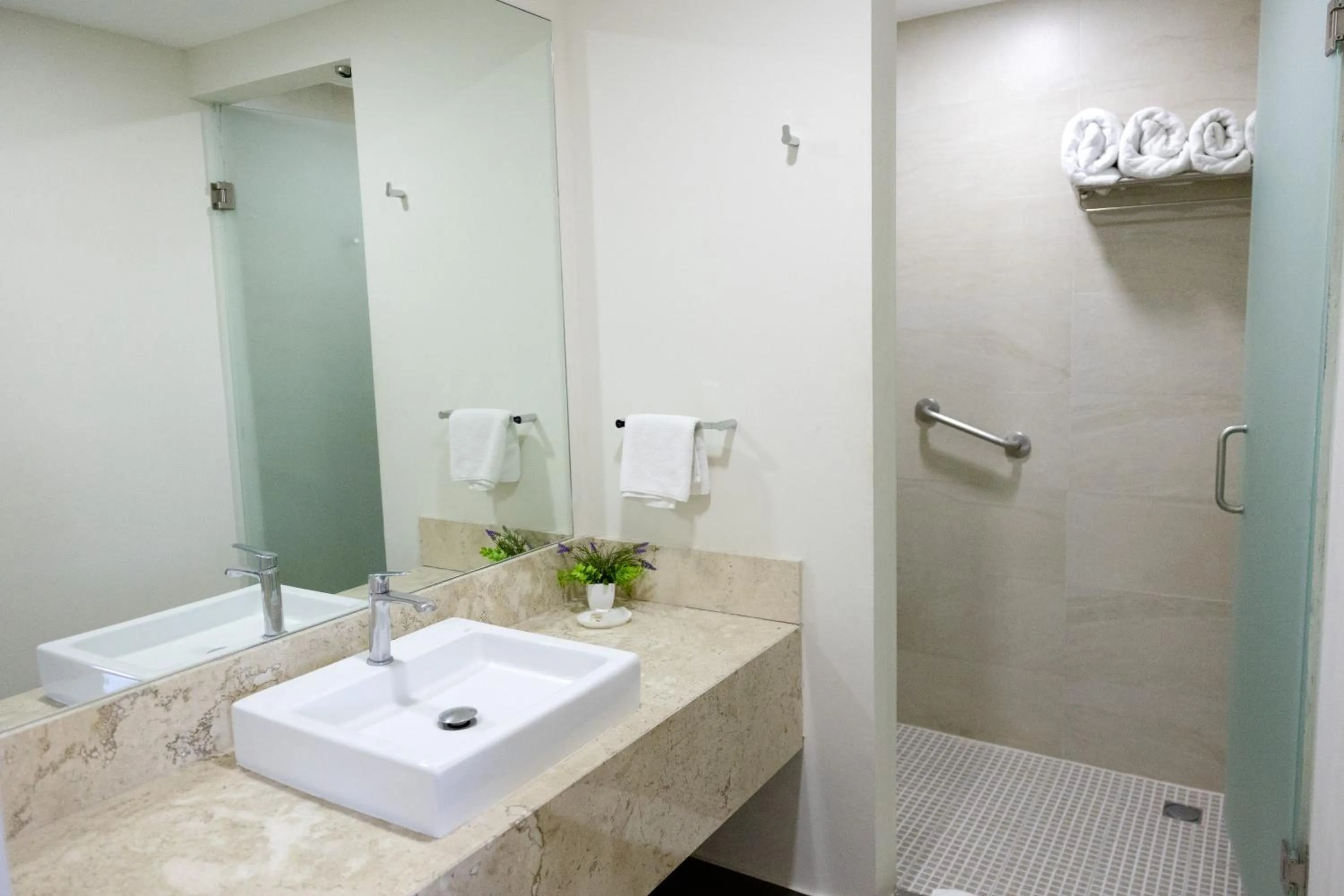 Shower in Hotel Refugio