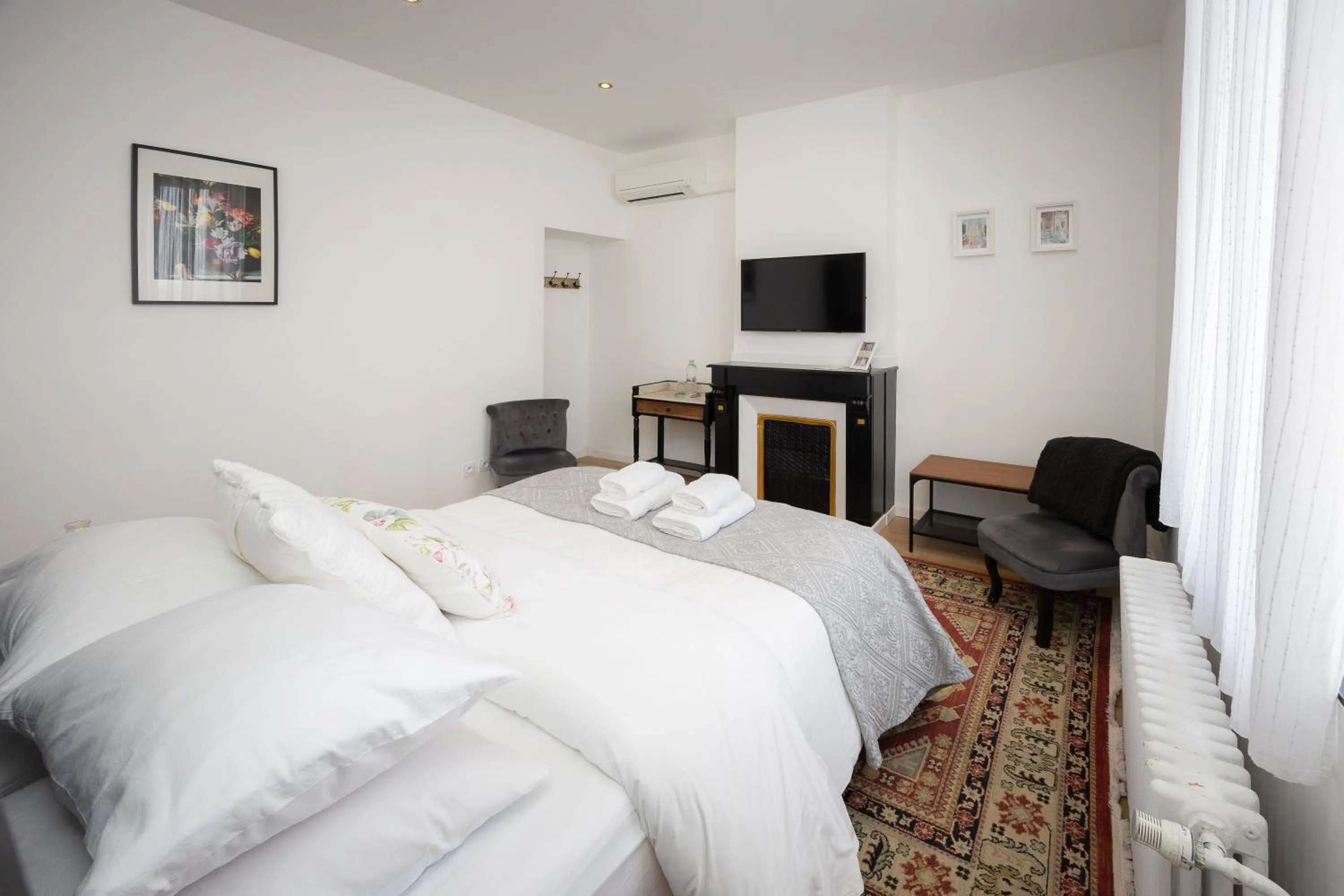 Seating area, Bed in SalutBB Chambre d'hote