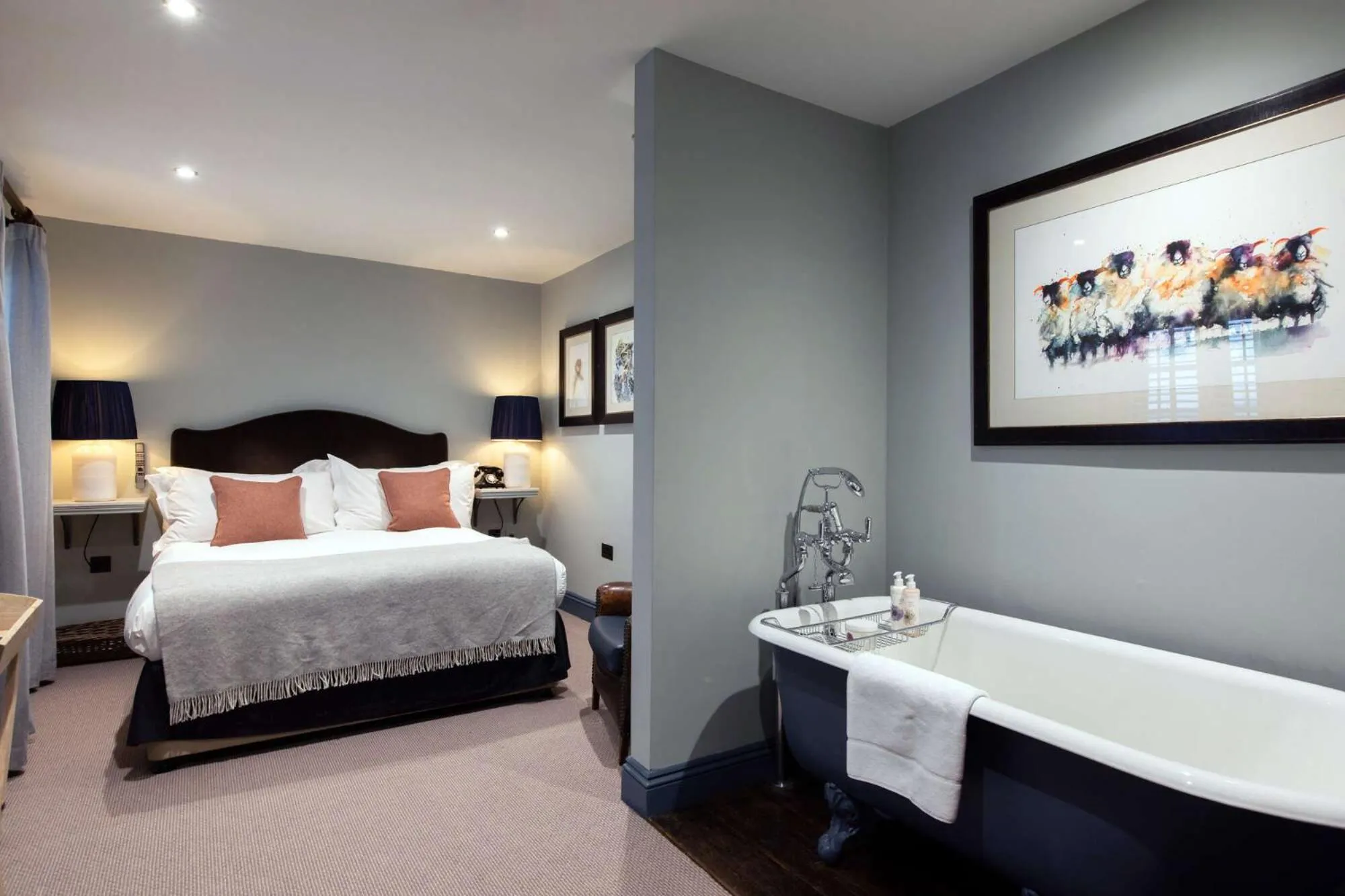 Bedroom, Bed in The Wheatsheaf Inn