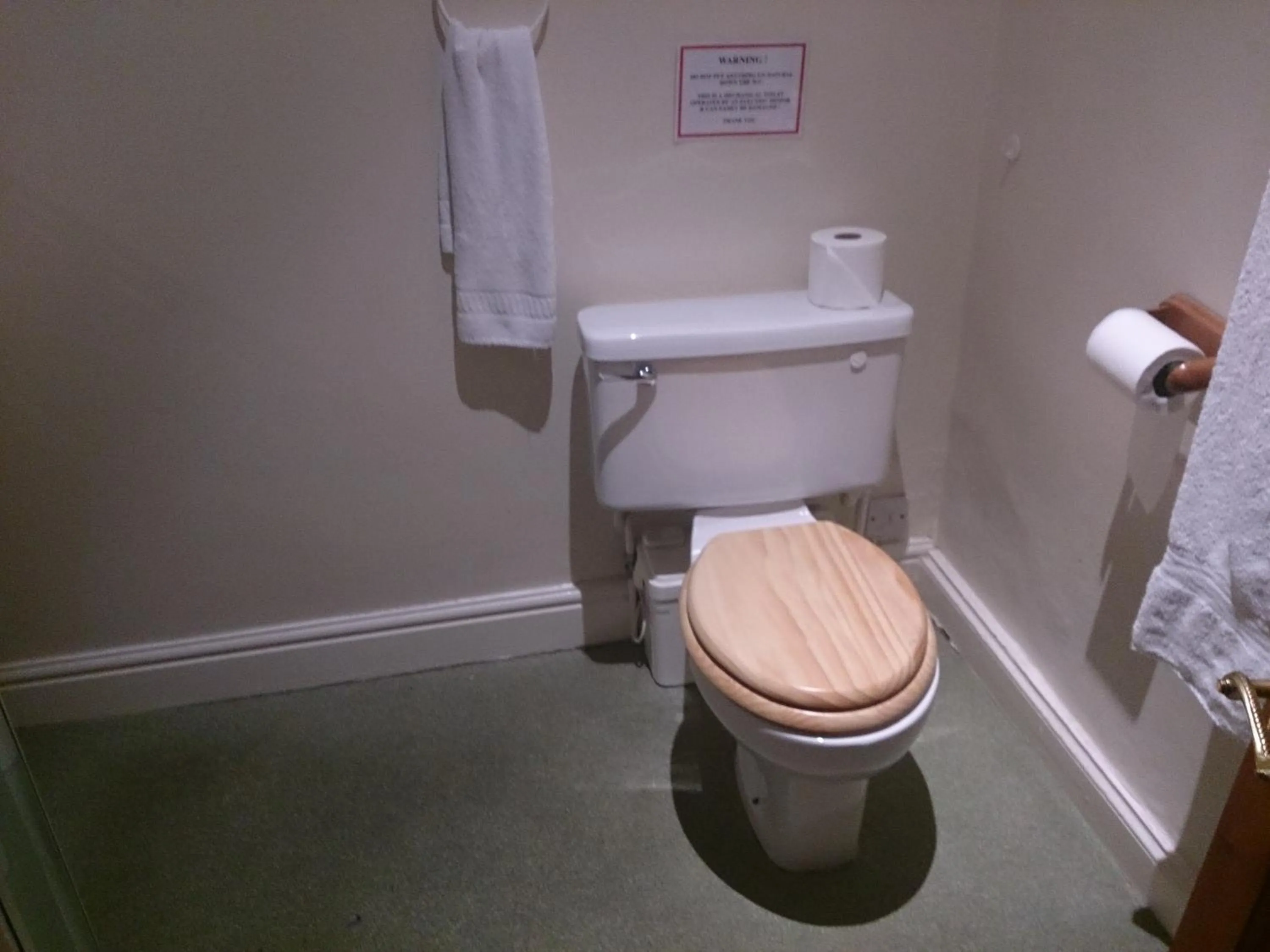 Toilet in OYO Rose & Crown Hotel