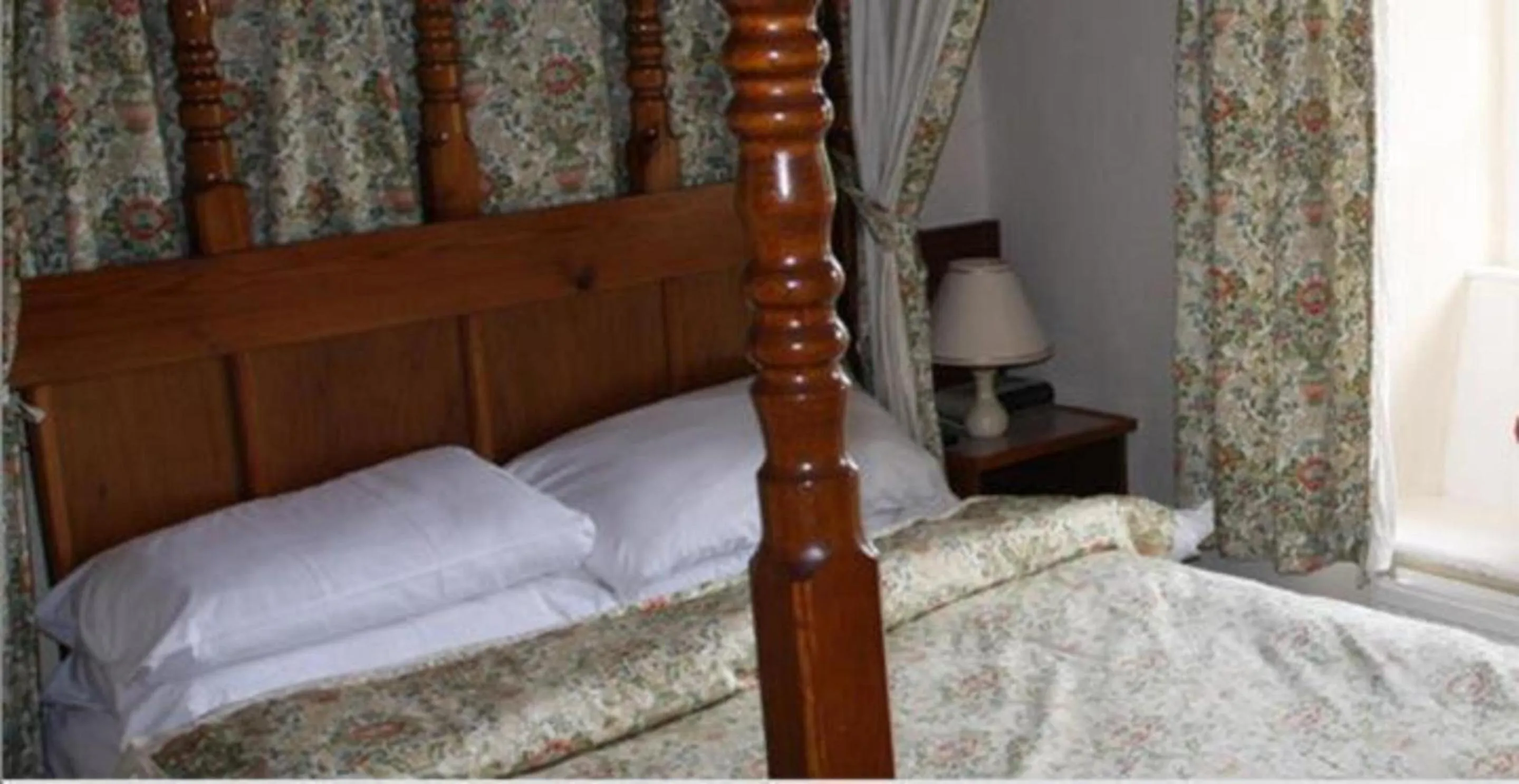 Bedroom in OYO Rose & Crown Hotel