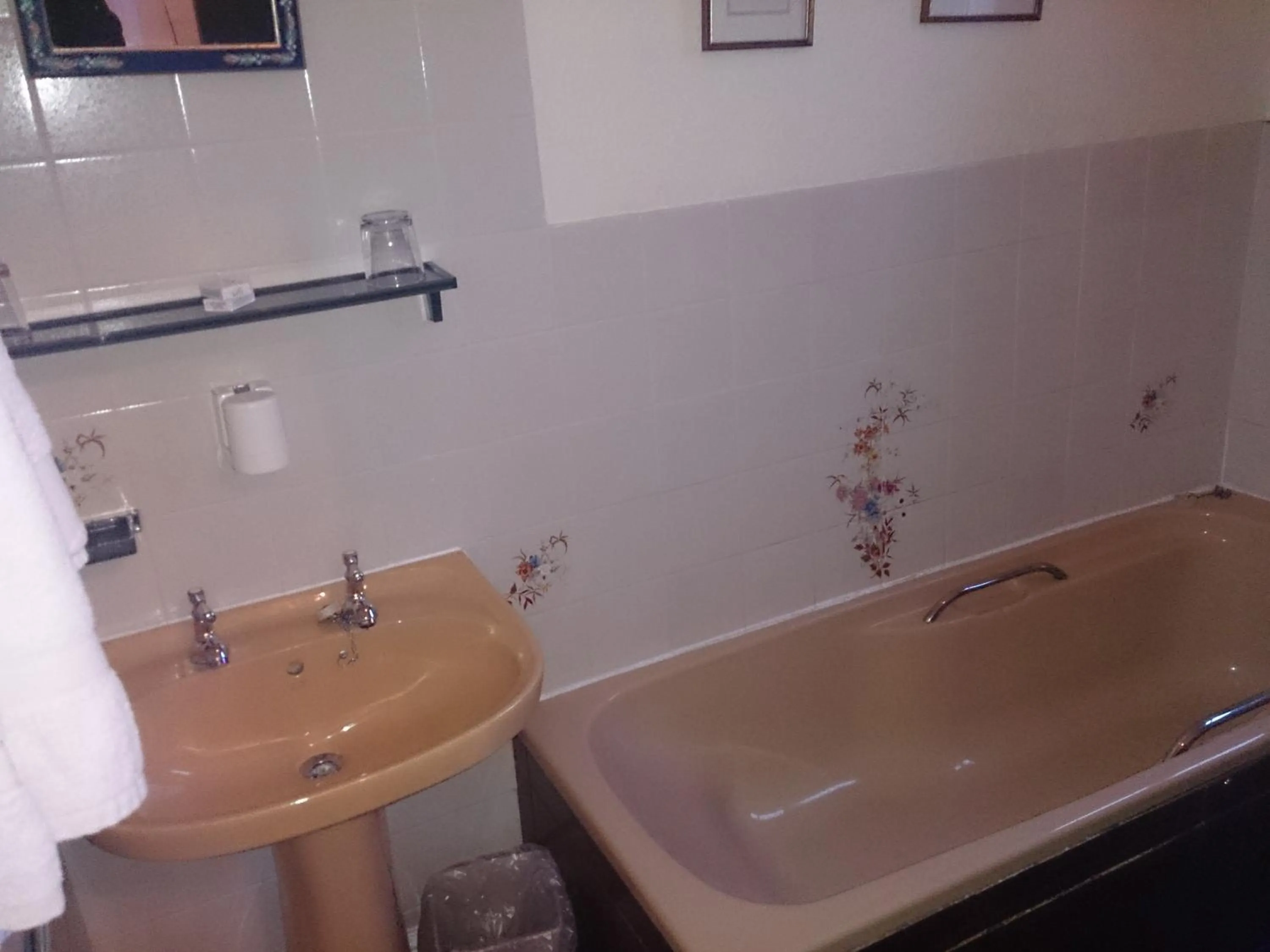 Bathroom in OYO Rose & Crown Hotel