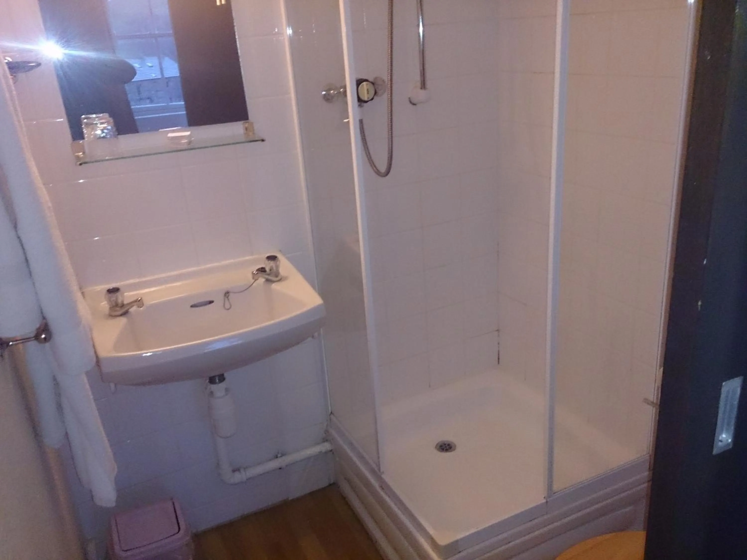 Bathroom in OYO Rose & Crown Hotel