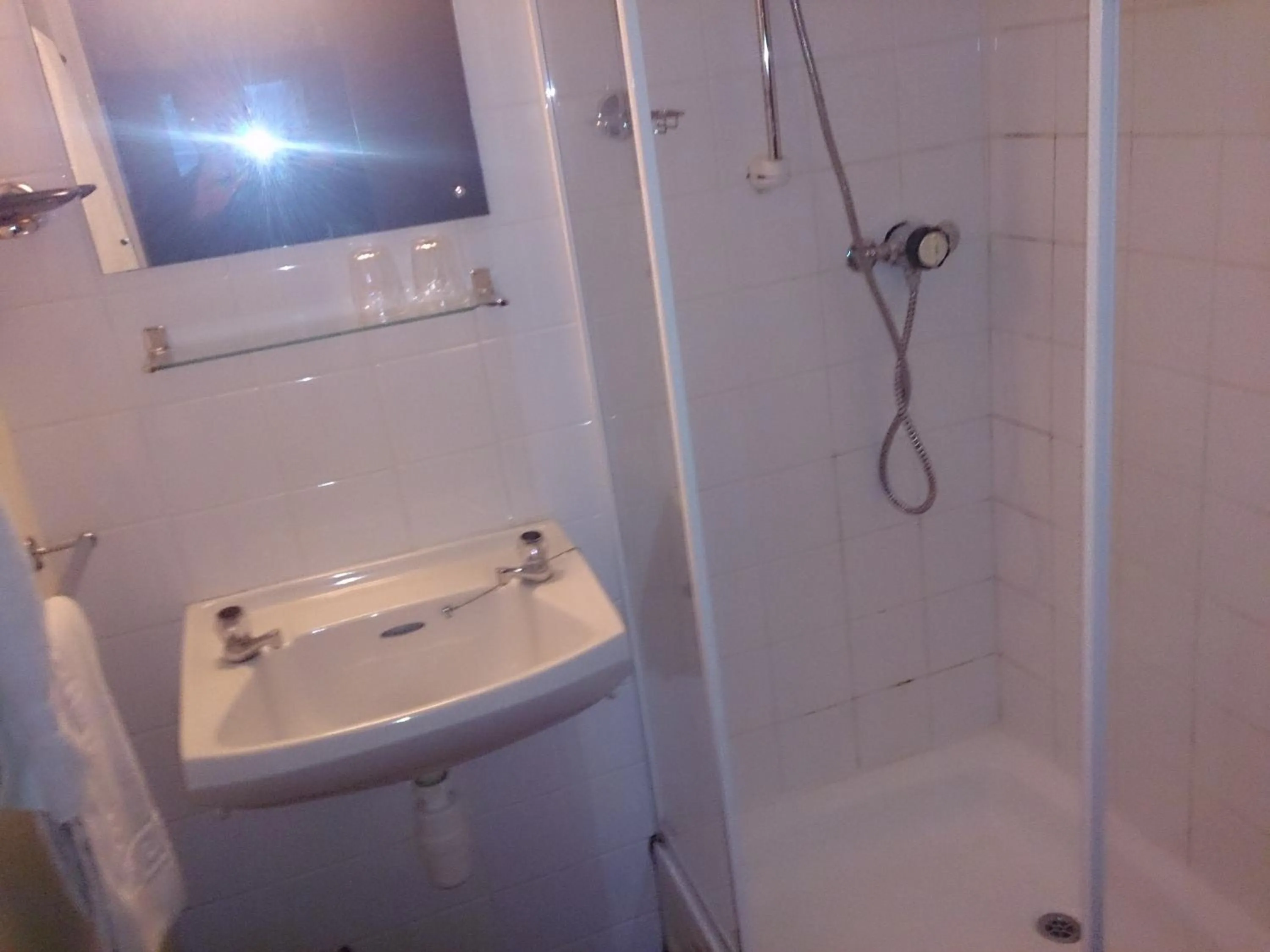 Bathroom in OYO Rose & Crown Hotel