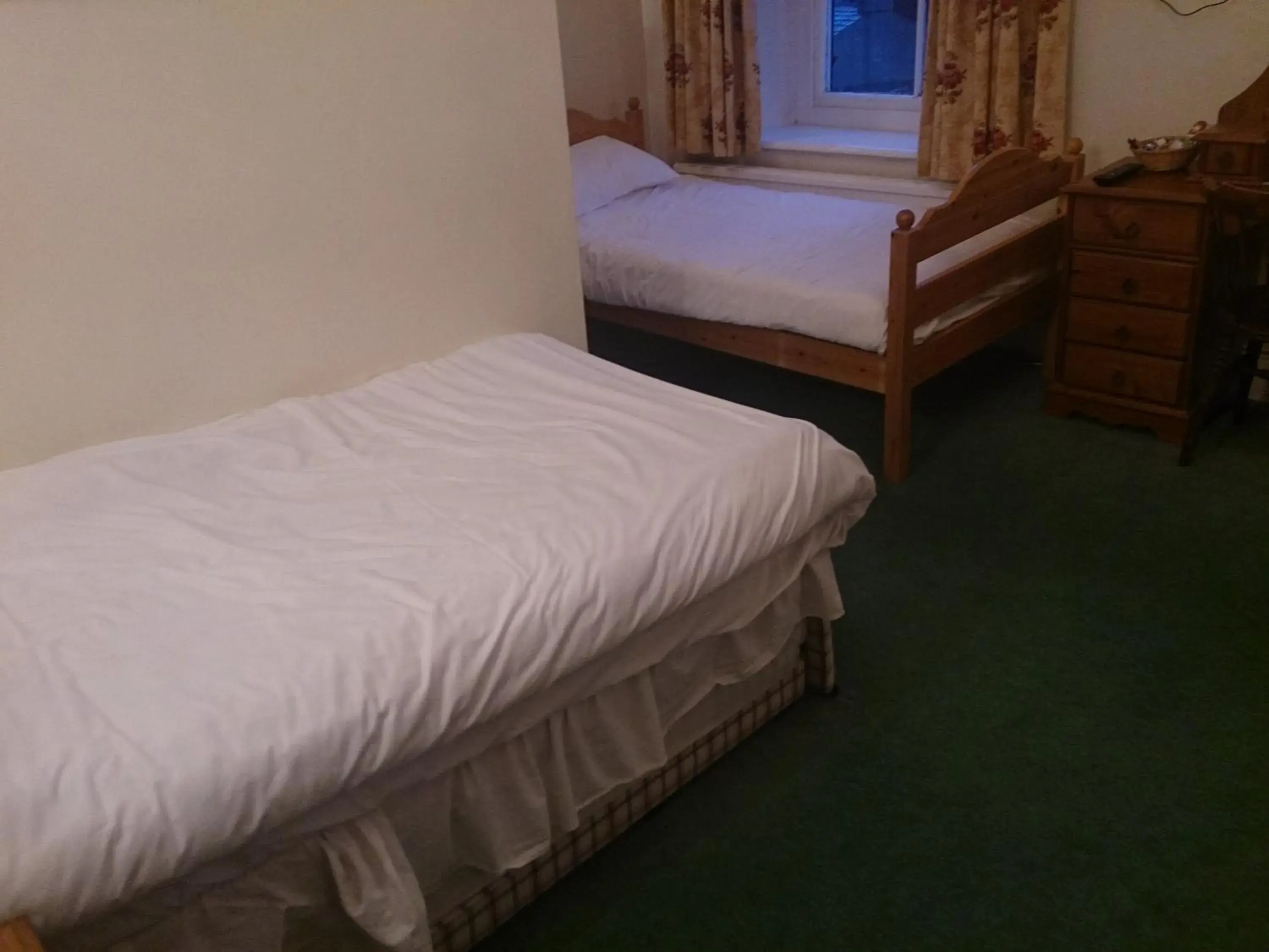 Photo of the whole room in OYO Rose & Crown Hotel Photo of the whole room in OYO Rose & Crown Hotel