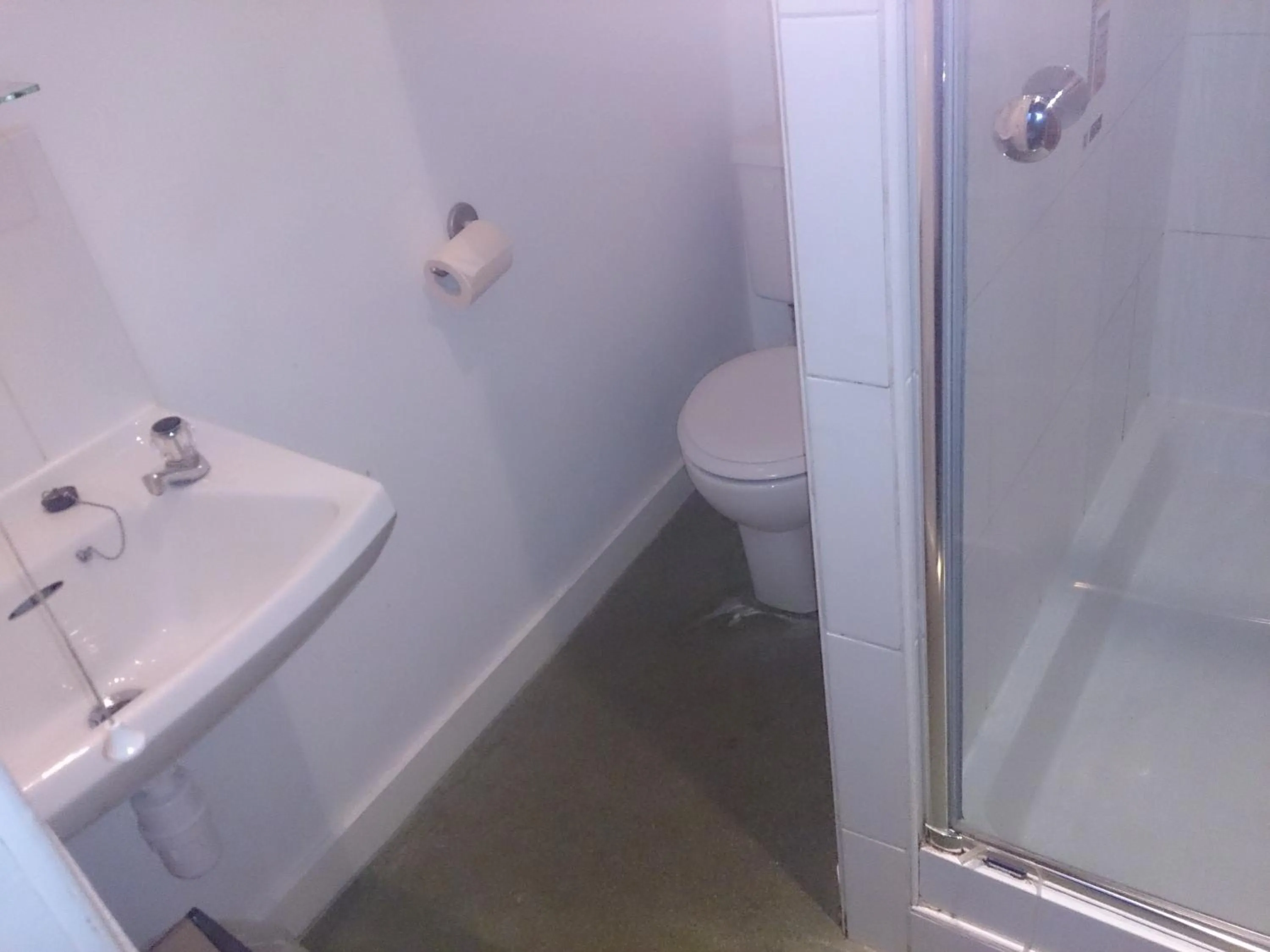 Bathroom in OYO Rose & Crown Hotel