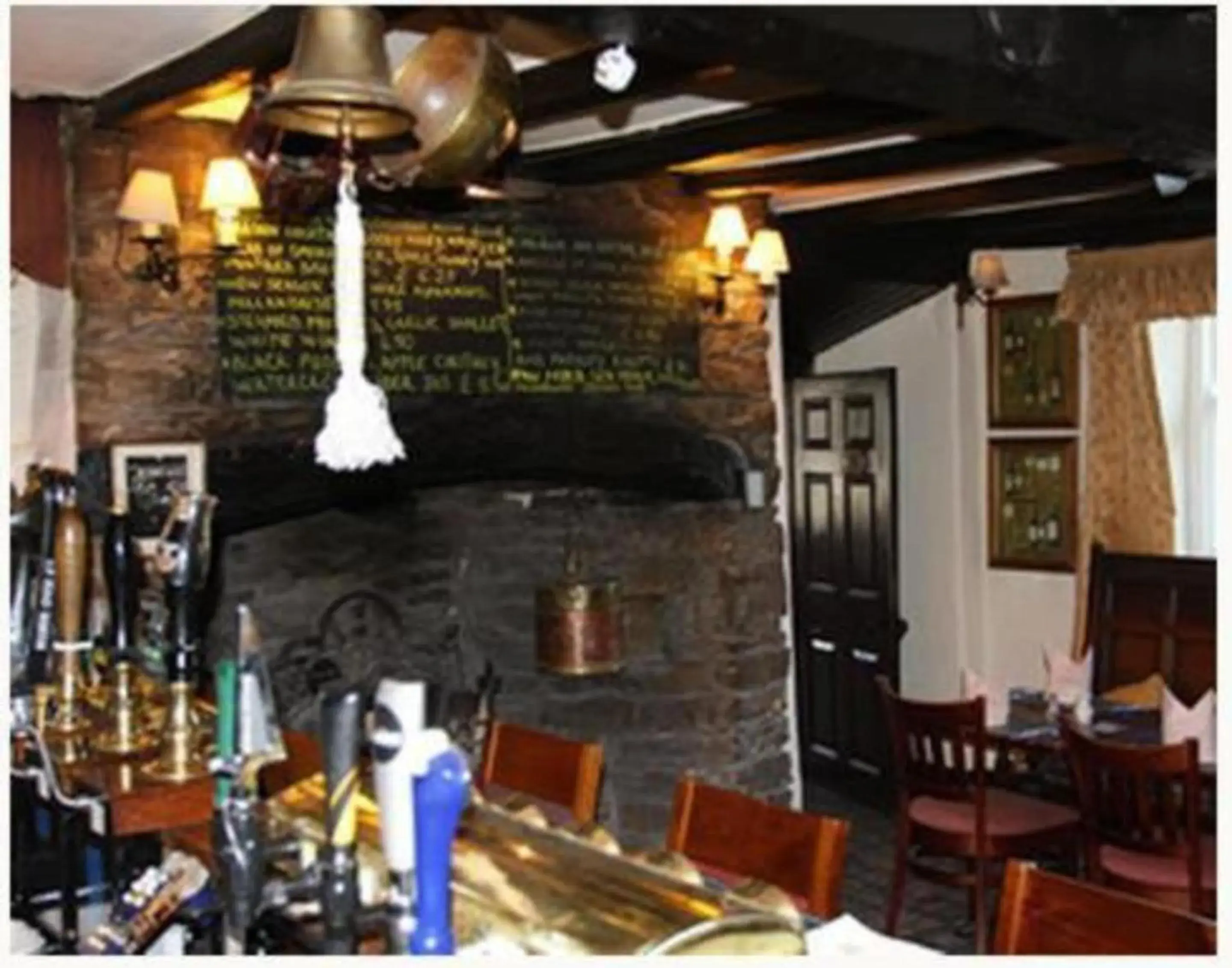 Lounge or bar in OYO Rose & Crown Hotel Lounge or bar in OYO Rose & Crown Hotel