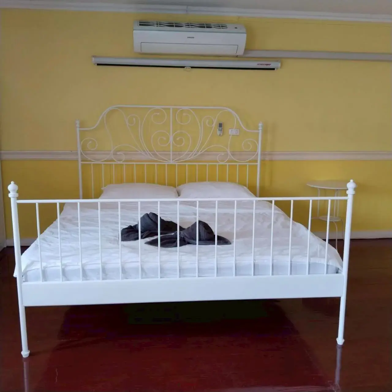 Double Room with Private Bathroom in Aran Colonial House & Cafe Ngamwongwan Double Room with Private Bathroom in Aran Colonial House & Cafe Ngamwongwan