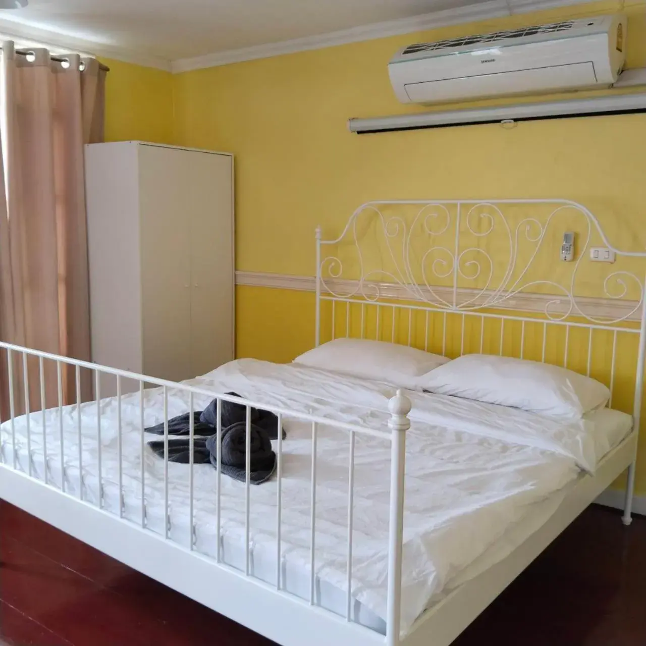 Double Room with Private Bathroom in Aran Colonial House & Cafe Ngamwongwan Double Room with Private Bathroom in Aran Colonial House & Cafe Ngamwongwan