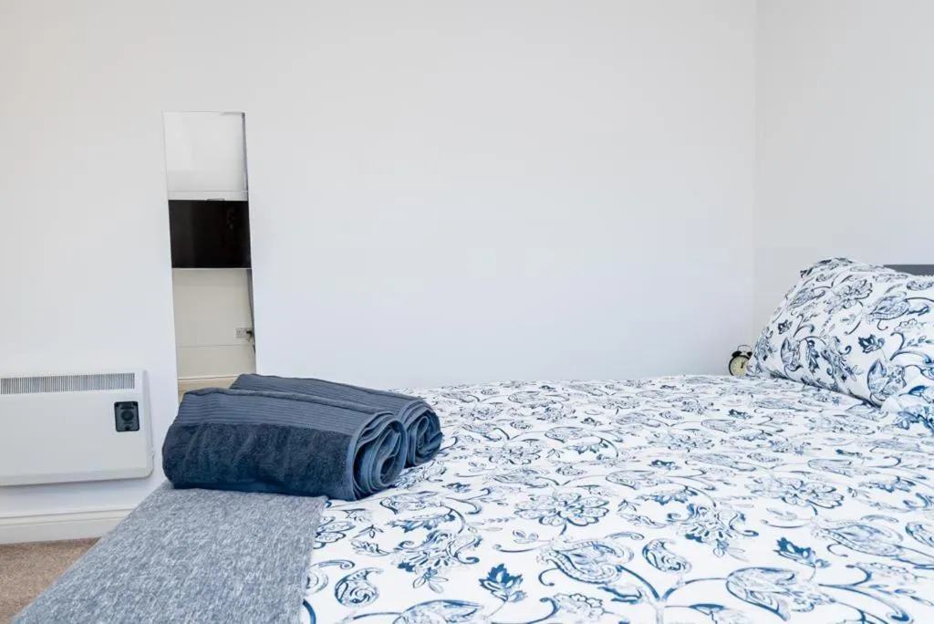 Bedroom, Bed in Bayview Apartments