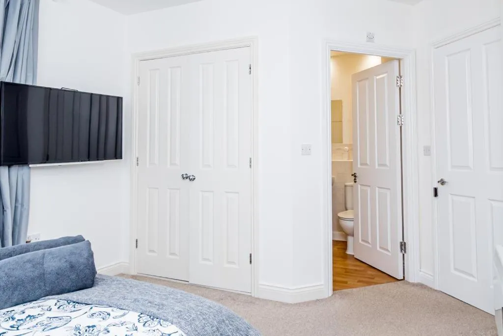 Living room, Bed in Bayview Apartments