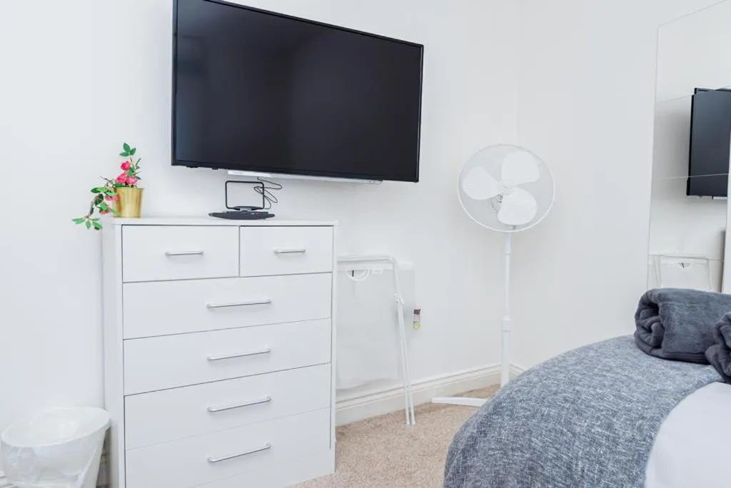 Bedroom, Bed in Bayview Apartments