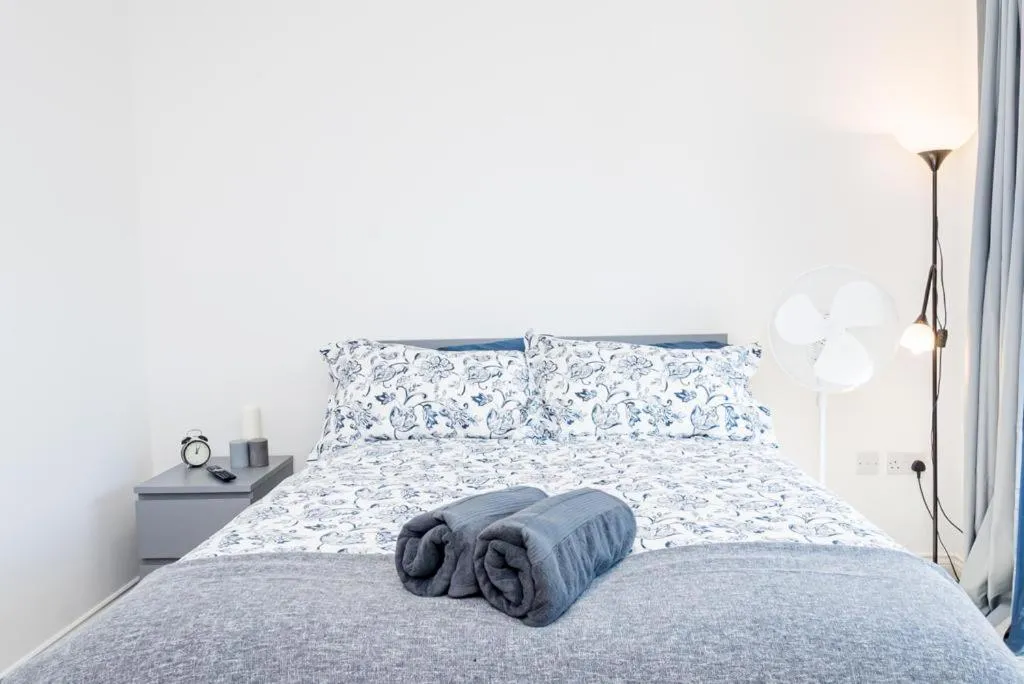 Bedroom, Bed in Bayview Apartments