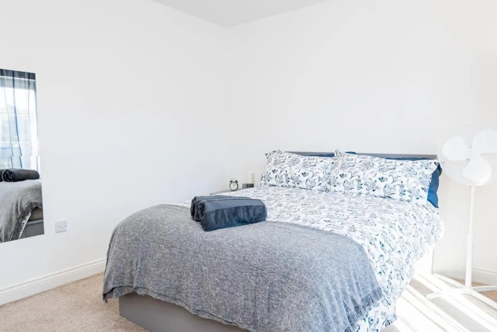 Bedroom, Bed in Bayview Apartments