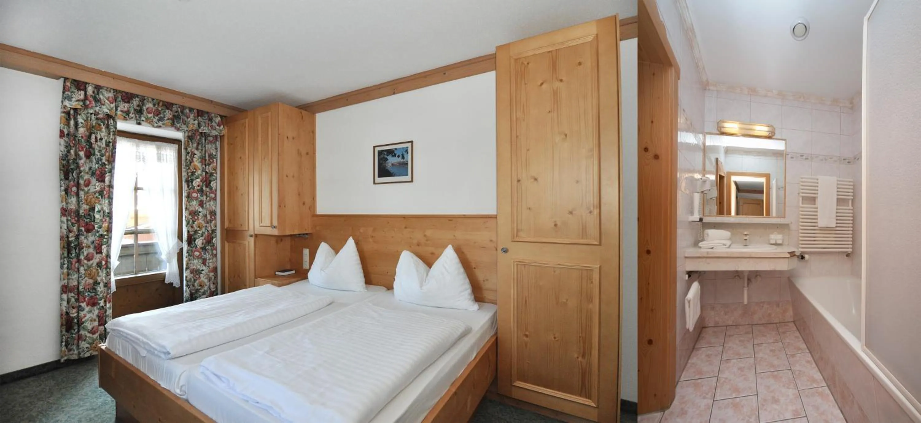 Photo of the whole room in Kaiserhotel Neuwirt