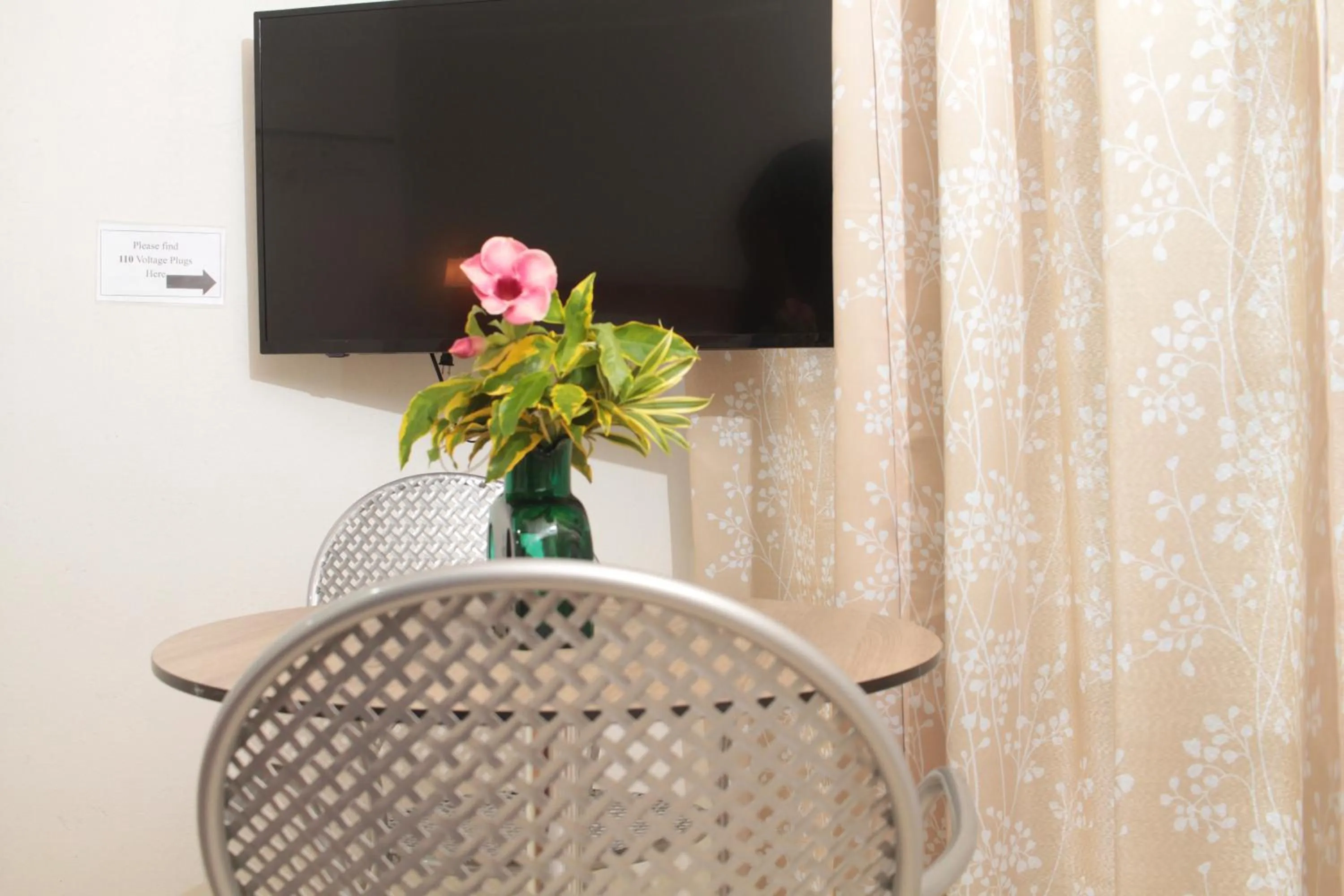 Communal lounge/ TV room in Spring Hotel Bequia