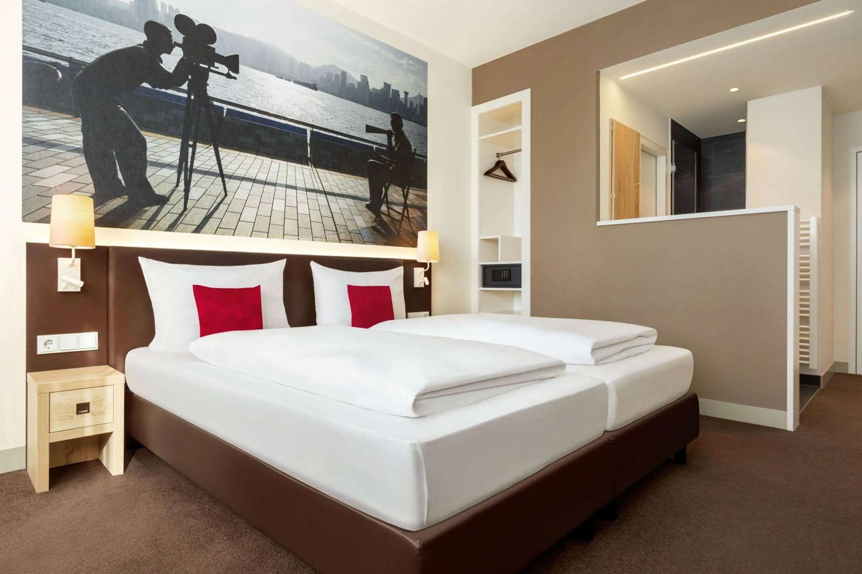 Photo of the whole room, Bed in Vienna House Easy by Wyndham München