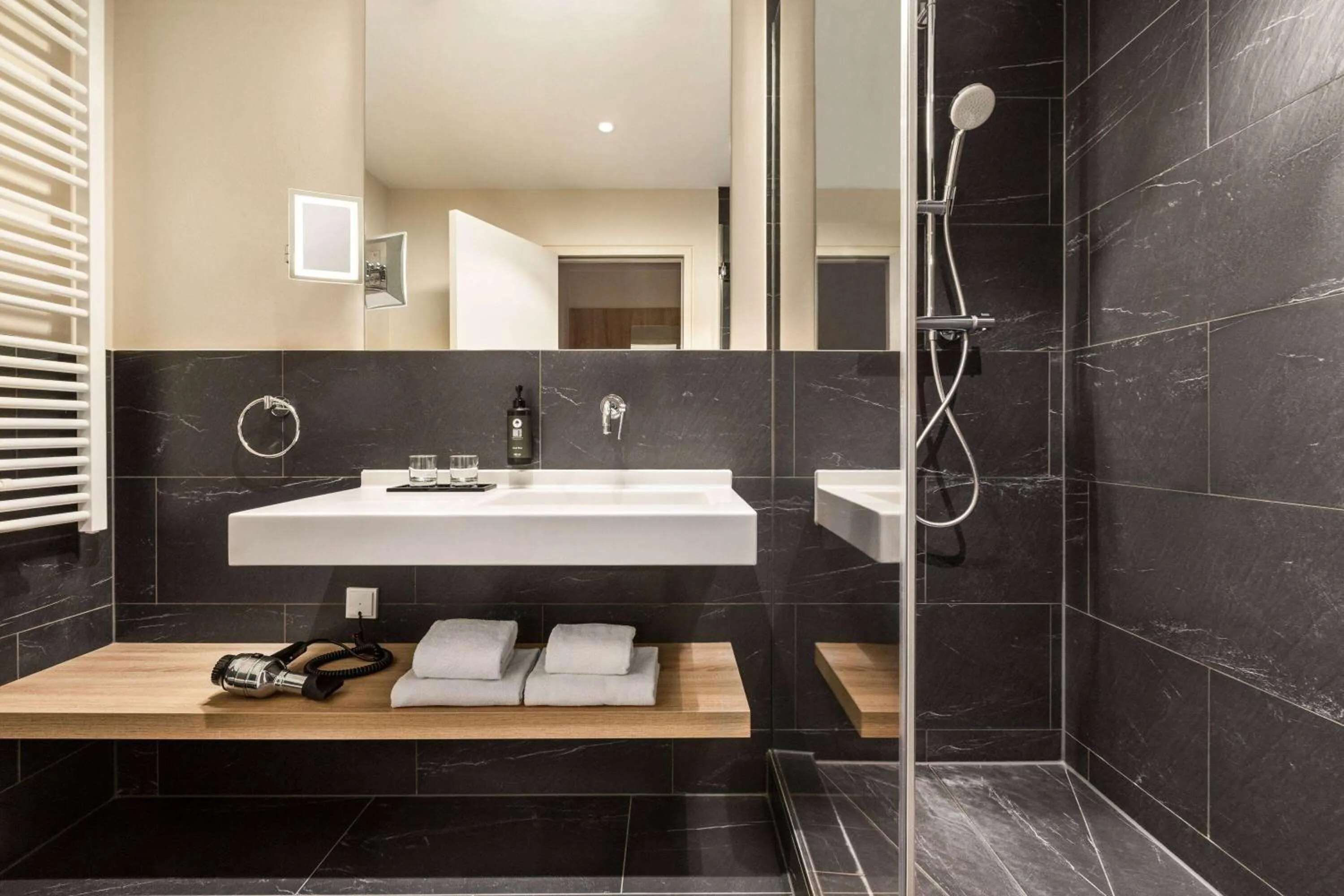 TV and multimedia in Vienna House Easy by Wyndham München