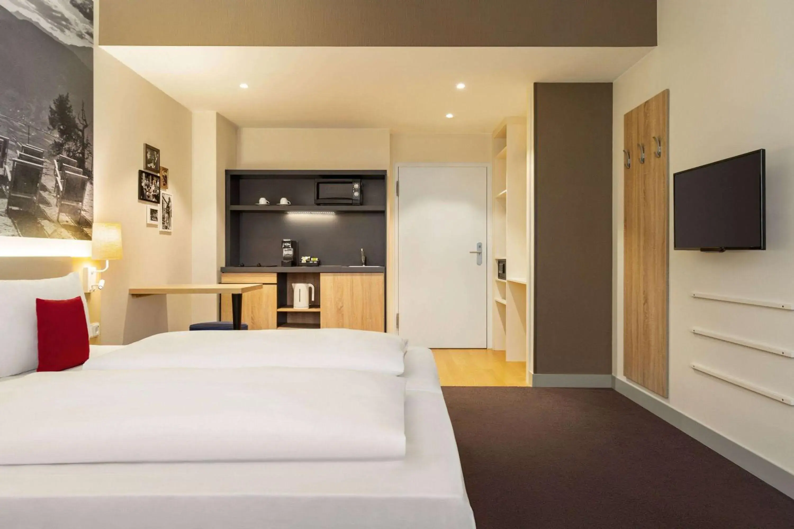 Photo of the whole room, Bed in Vienna House Easy by Wyndham München Photo of the whole room, Bed in Vienna House Easy by Wyndham München