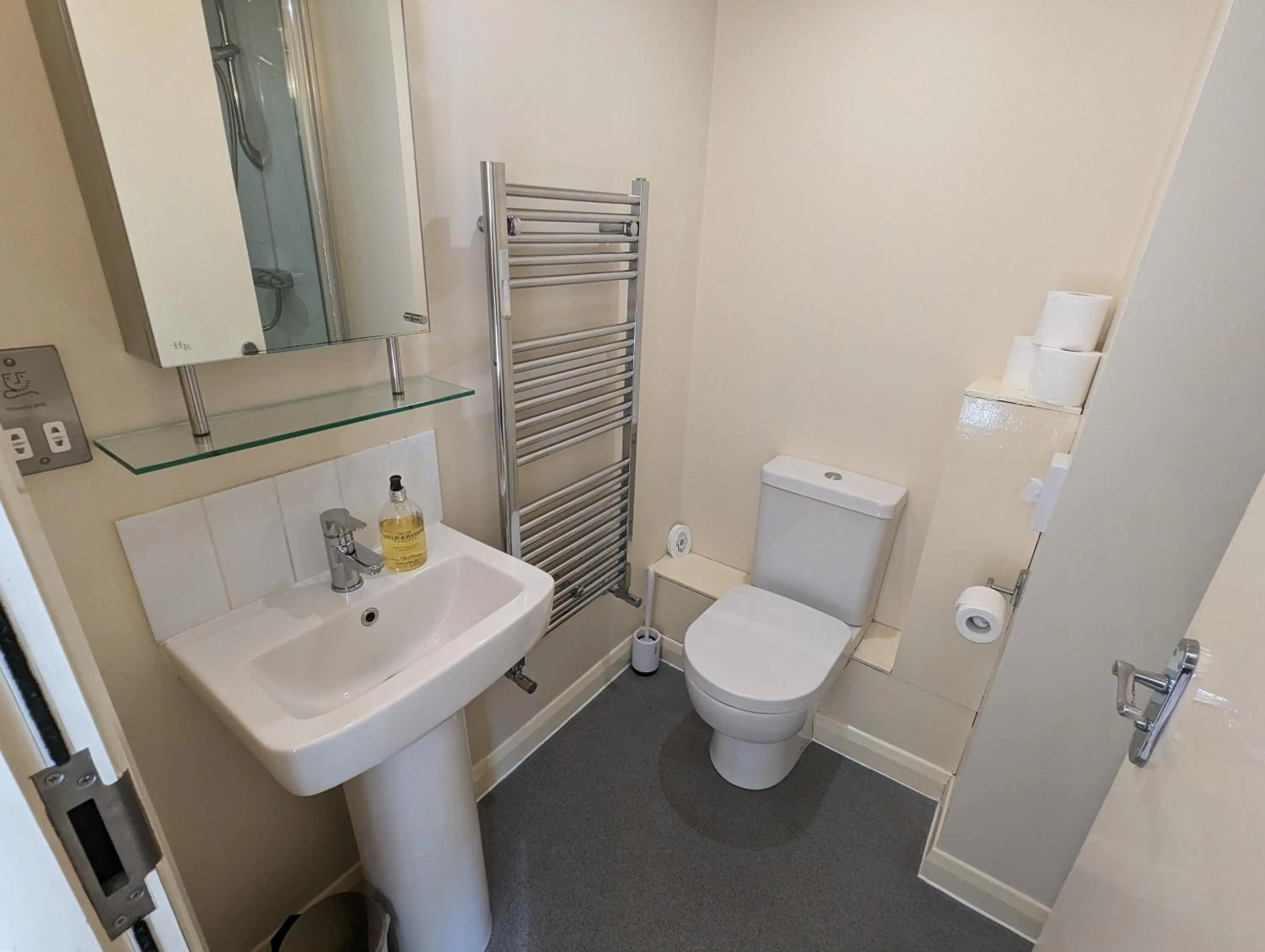 Shower in Wold Escapes, Highfield Farm