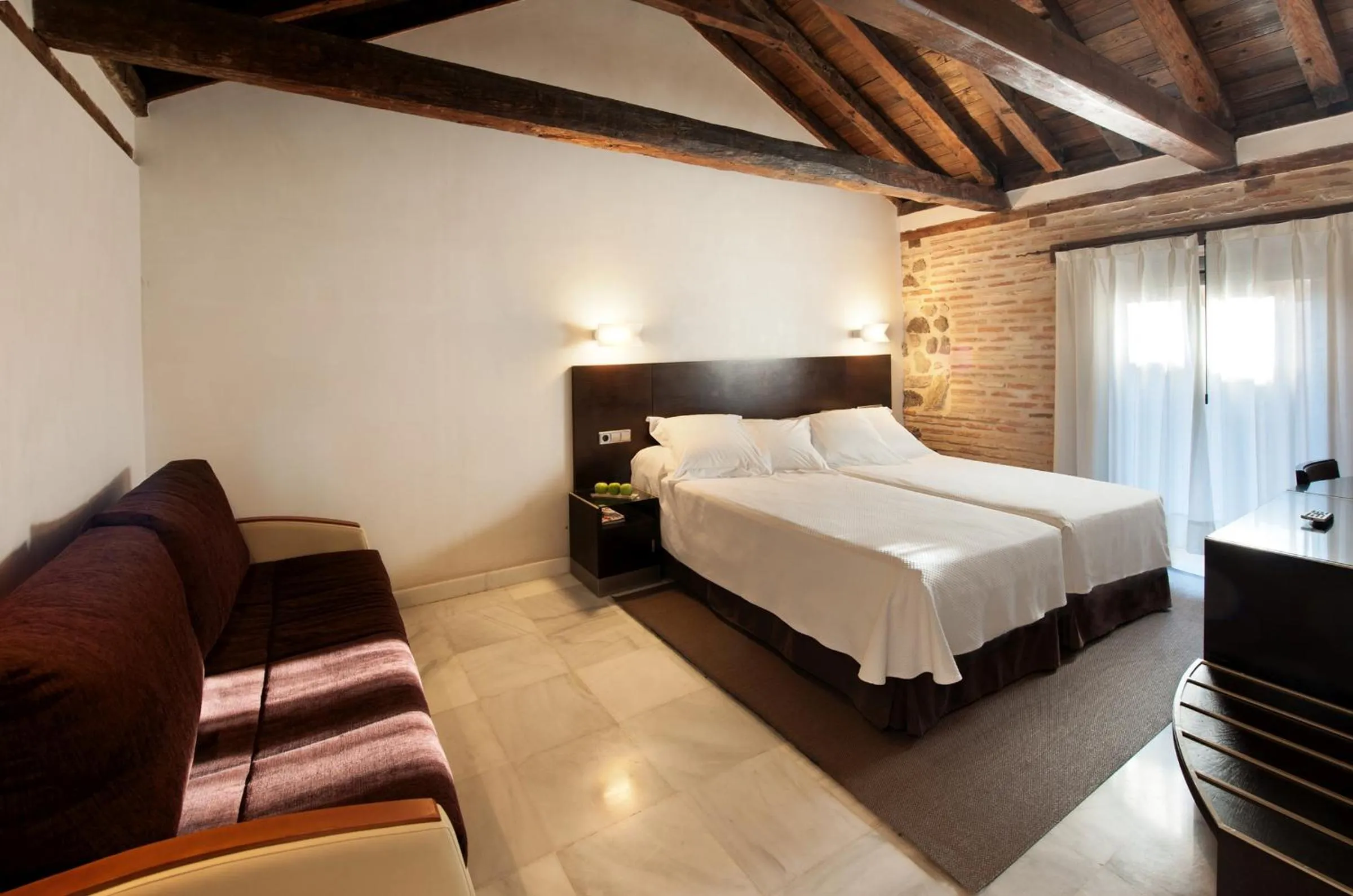 Photo of the whole room, Bed in Pintor El Greco