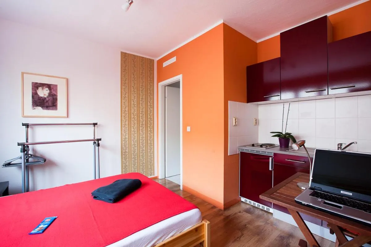 Bedroom, Bed in Park & City Alex