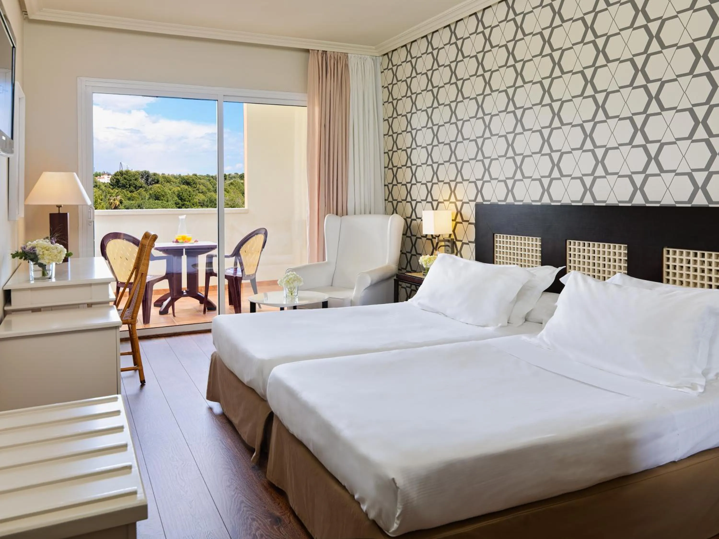 Photo of the whole room, Bed in H10 Salauris Palace