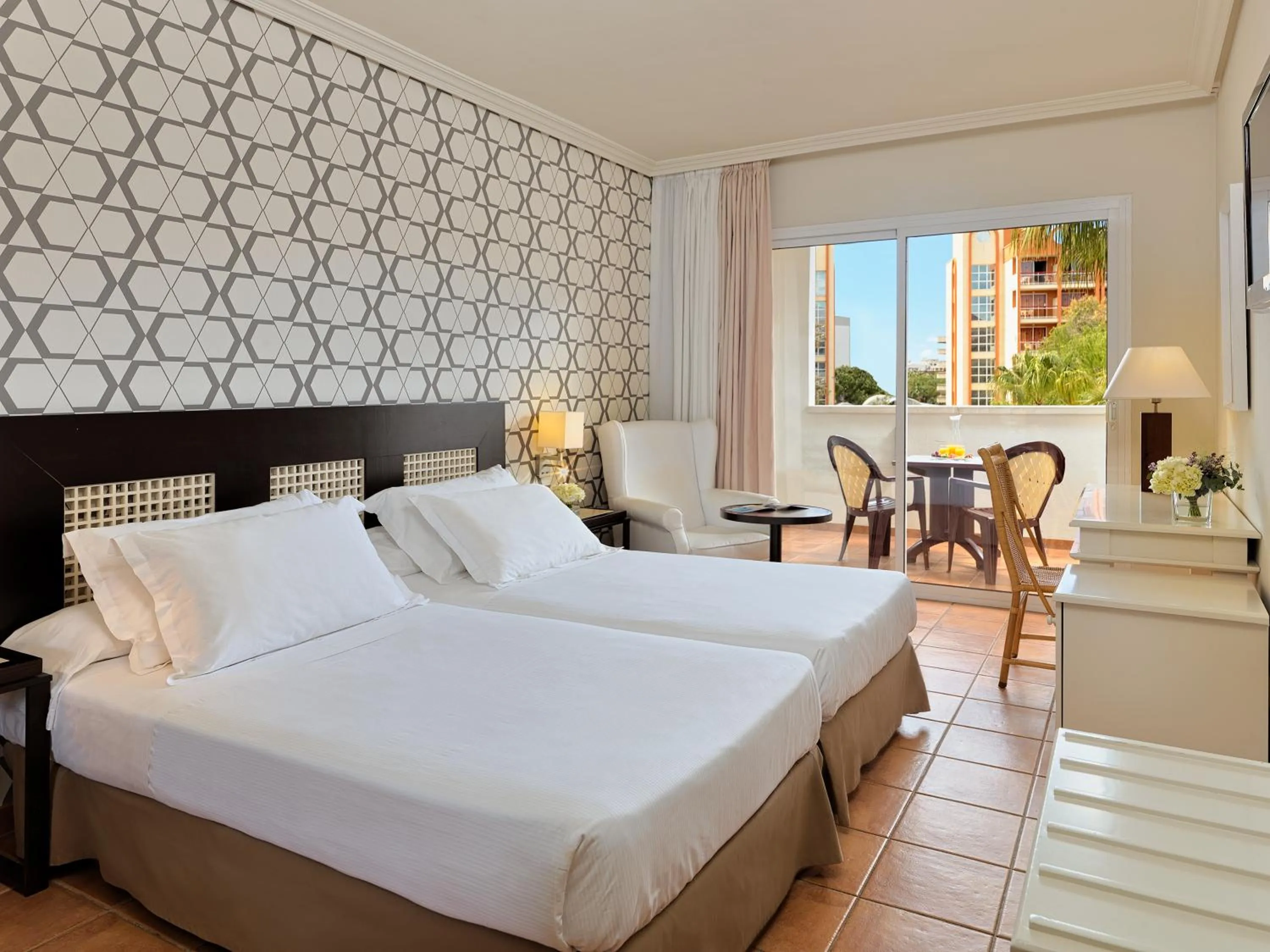 Bedroom, Bed in H10 Salauris Palace