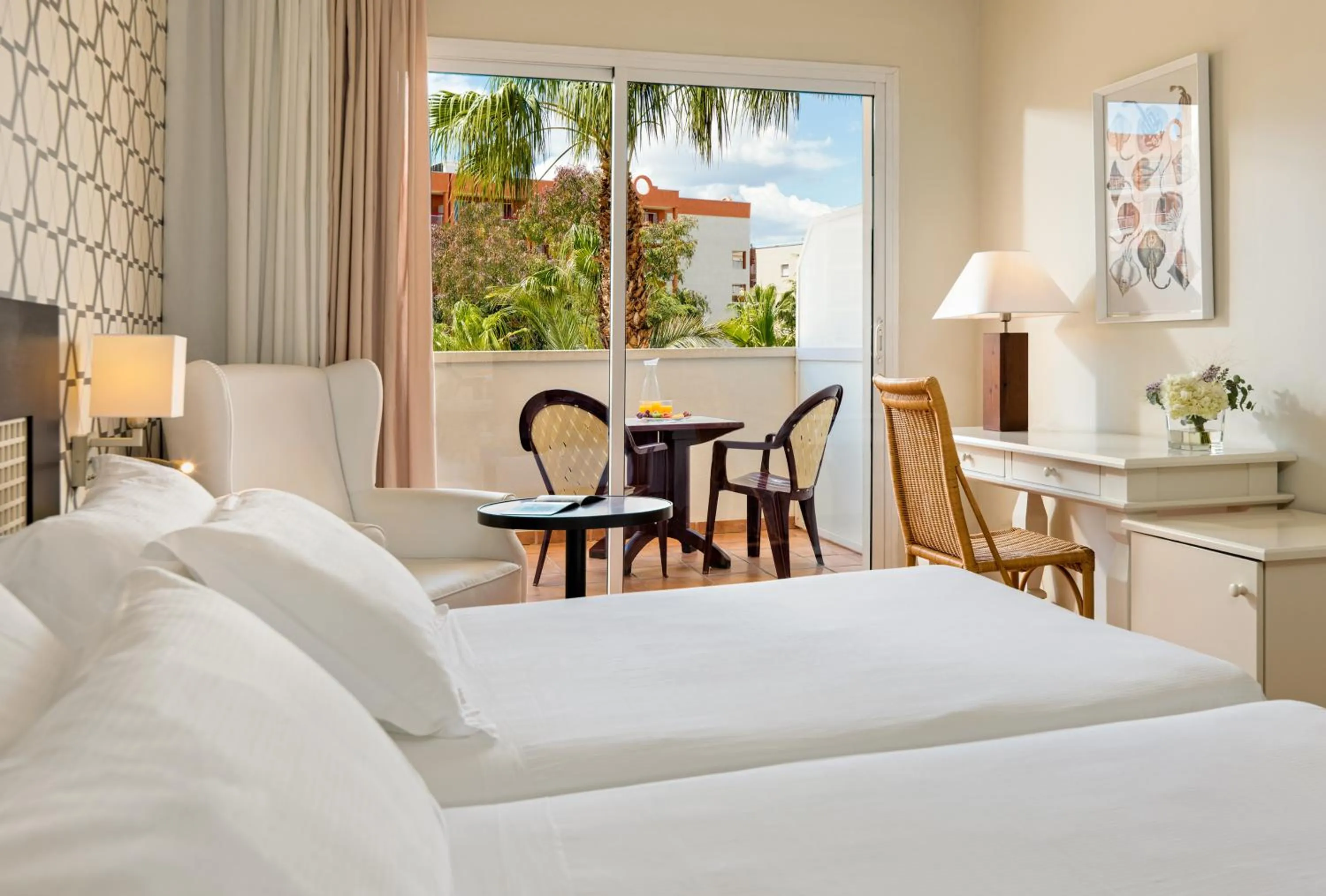 Photo of the whole room, Bed in H10 Salauris Palace