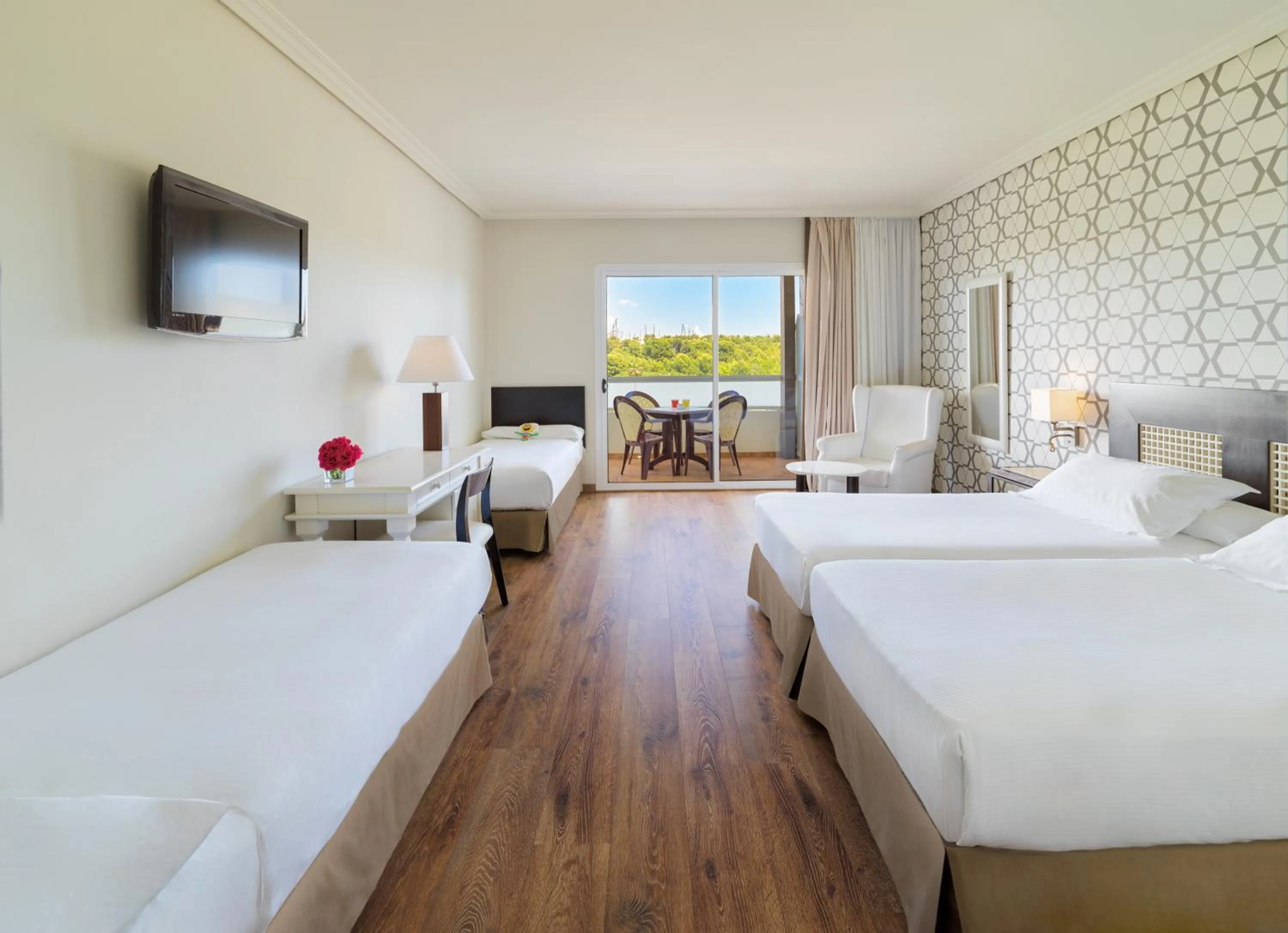 Photo of the whole room, Bed in H10 Salauris Palace