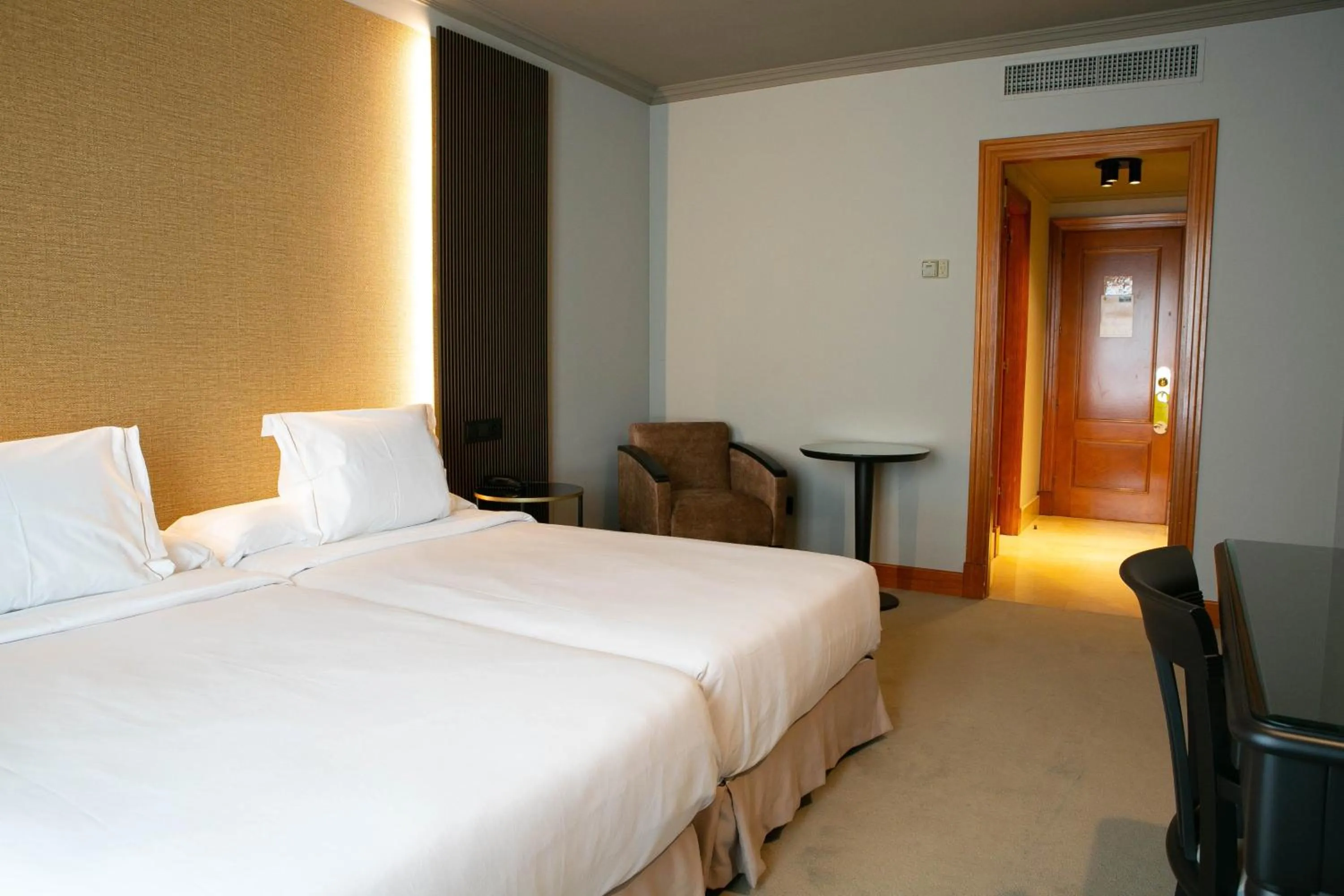 Photo of the whole room, Bed in Hotel Sercotel Ciudad de Oviedo